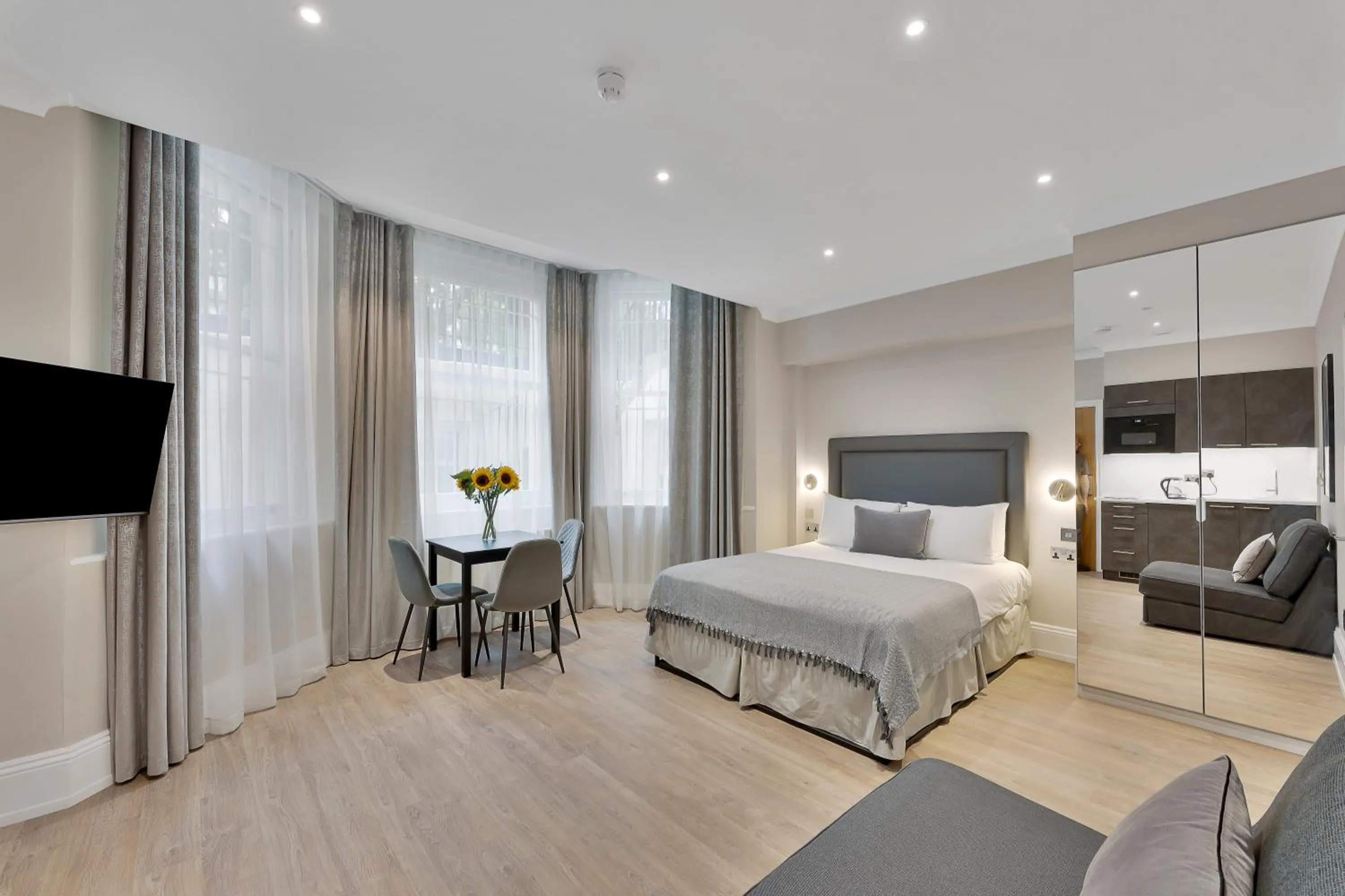 Photo of the whole room, Bed in Cleveland Residences Kensington