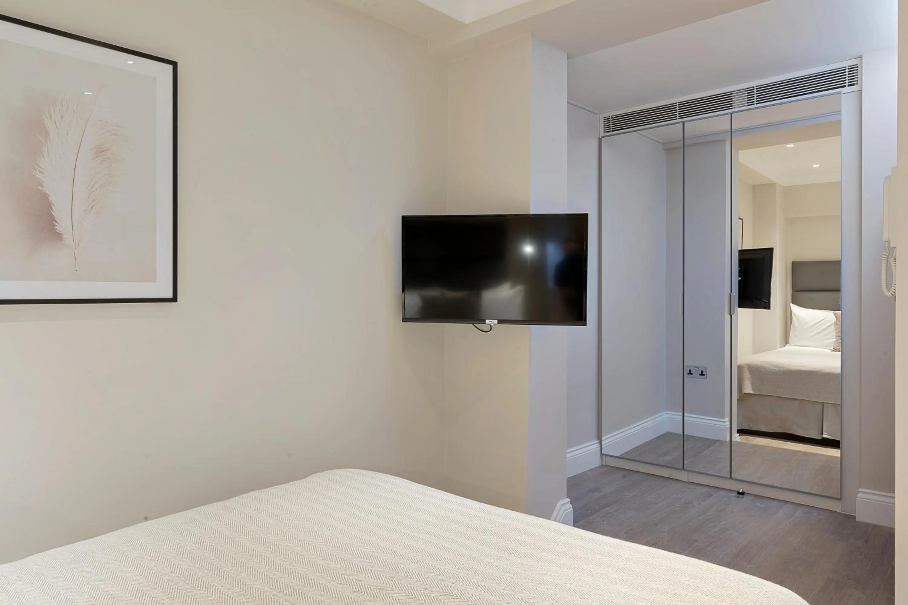 TV and multimedia, Bed in Cleveland Residences Kensington