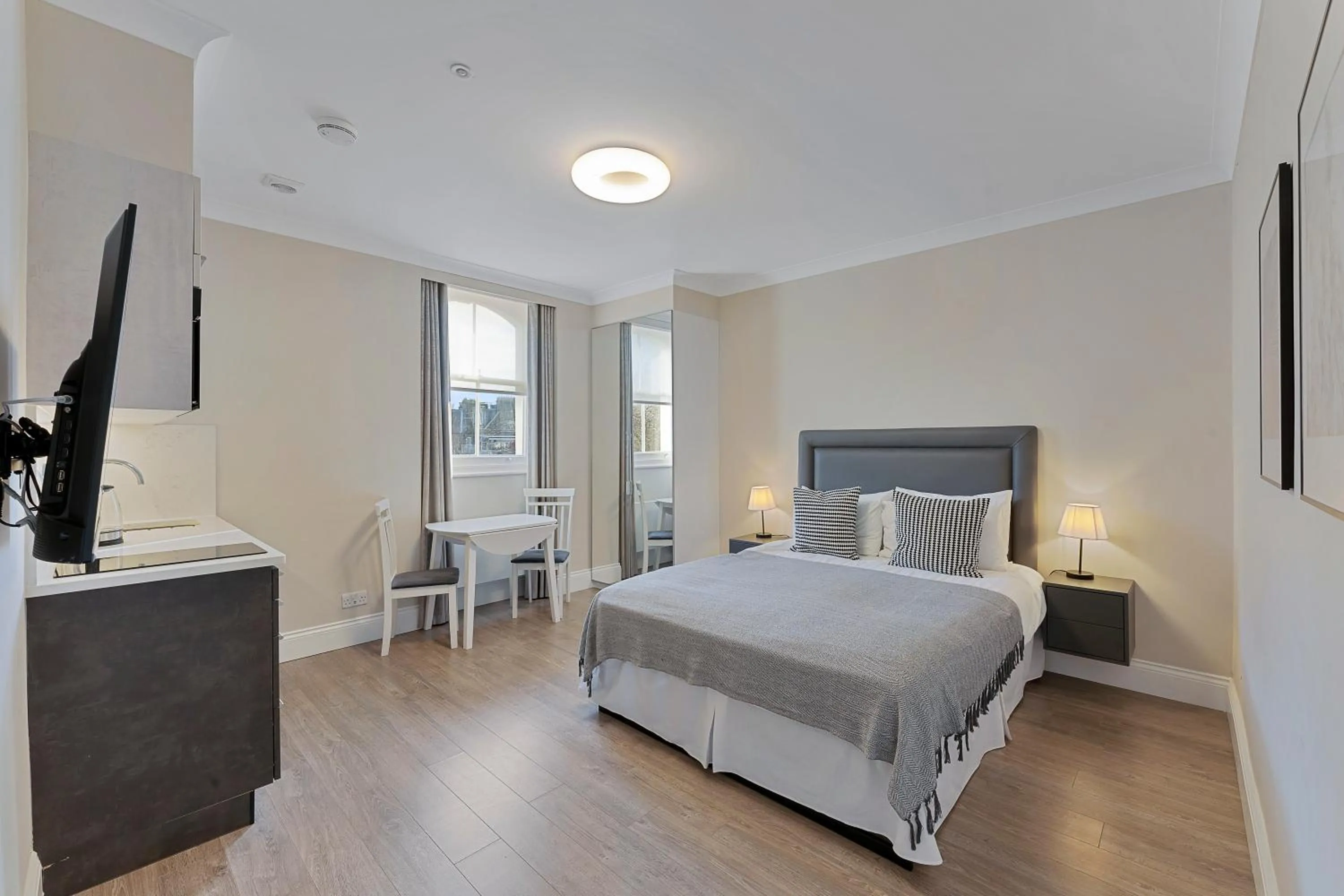 Photo of the whole room, Bed in Cleveland Residences Kensington