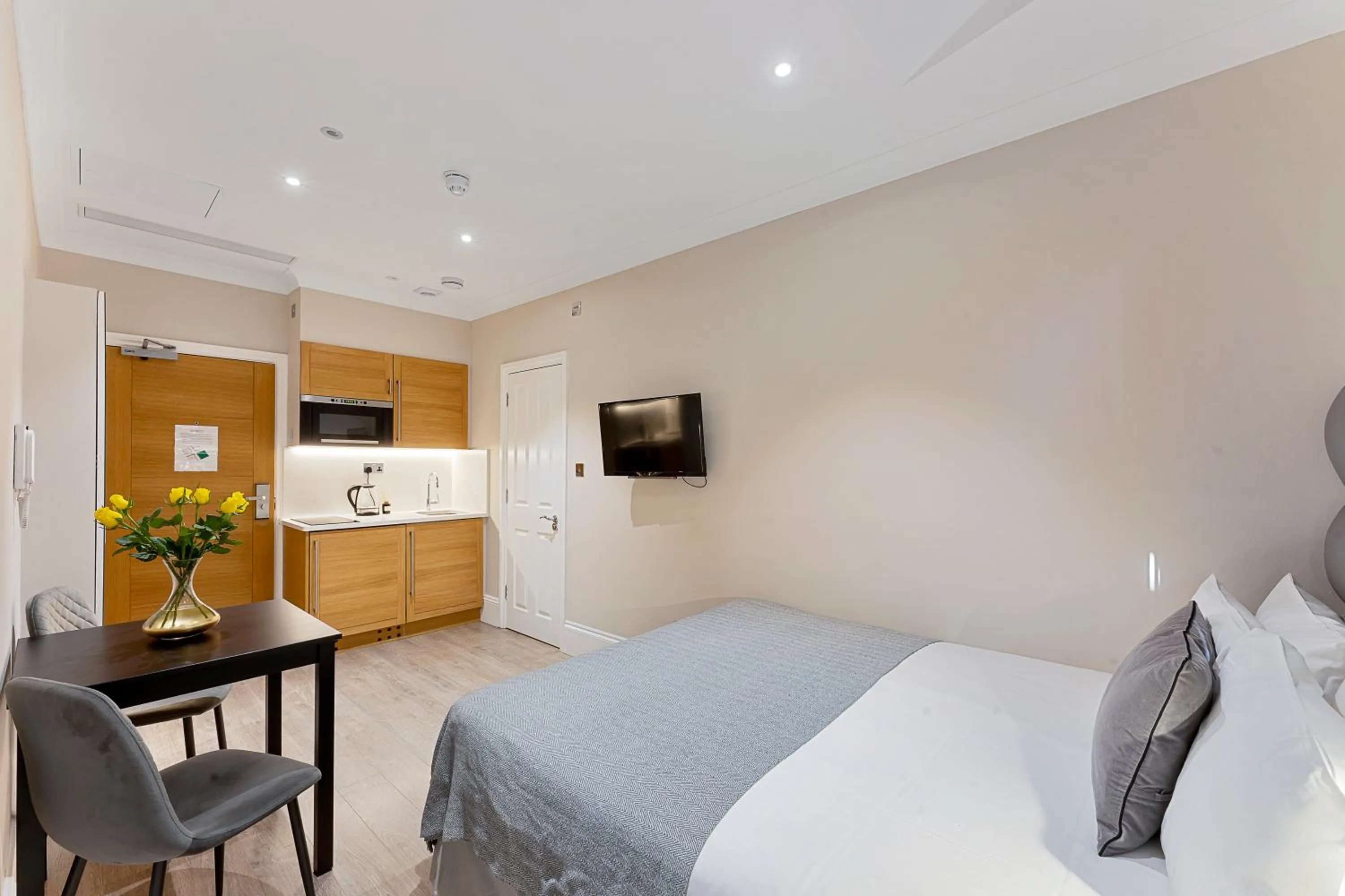 Photo of the whole room, Bed in Cleveland Residences Kensington