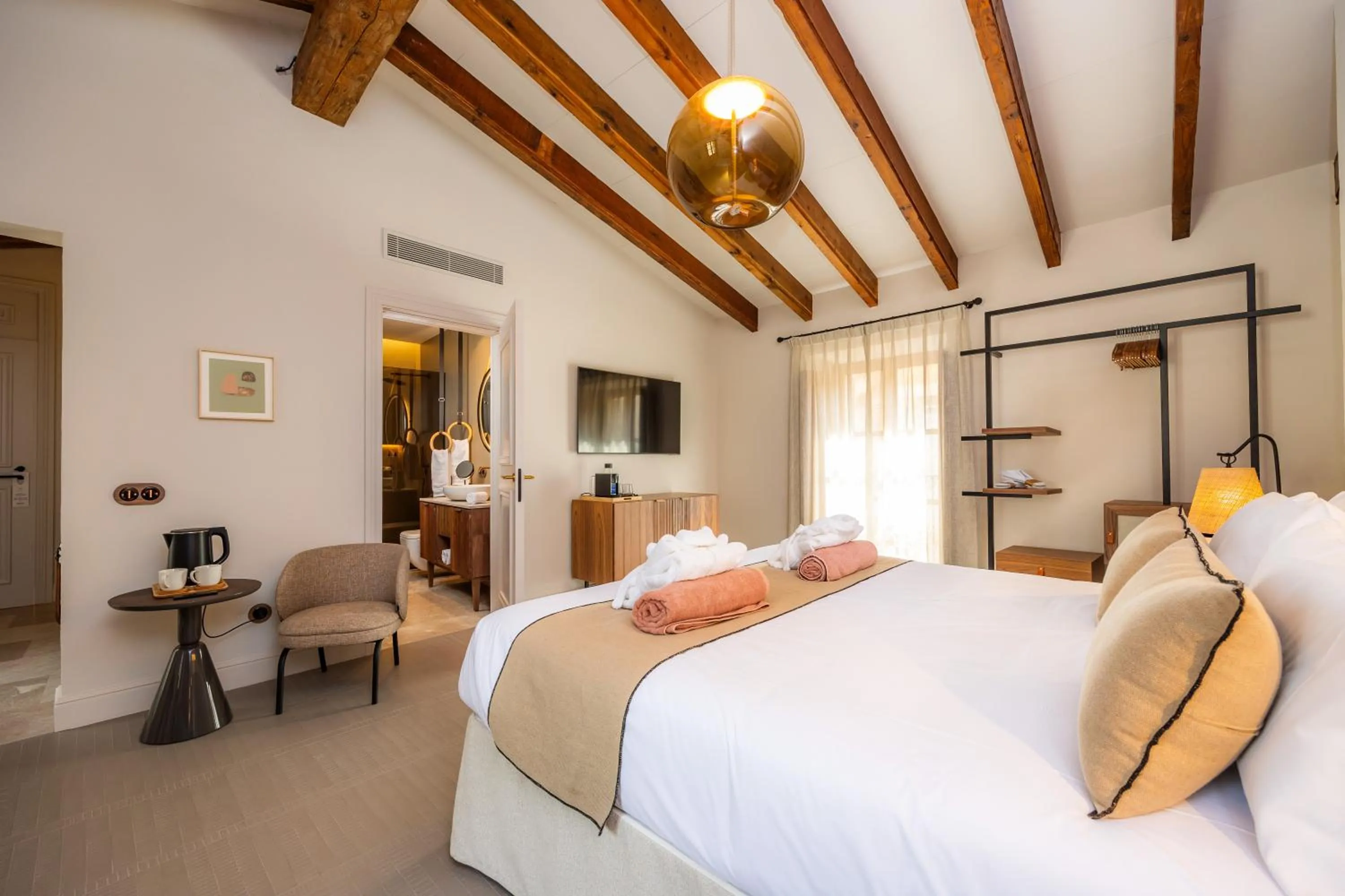 Bedroom, Bed in Juz de Yartan Art Hotel - Adults Only