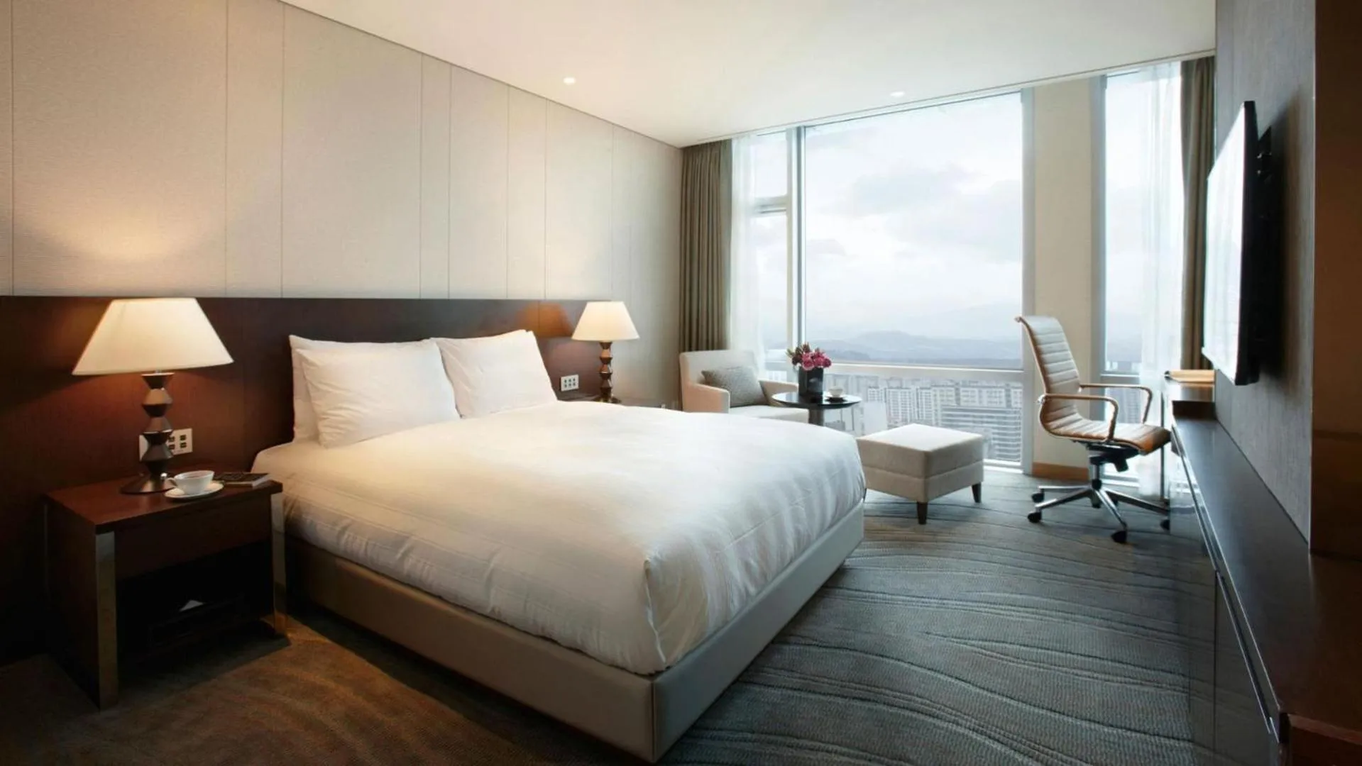 Bed in LOTTE CITY HOTEL Jeju Airport