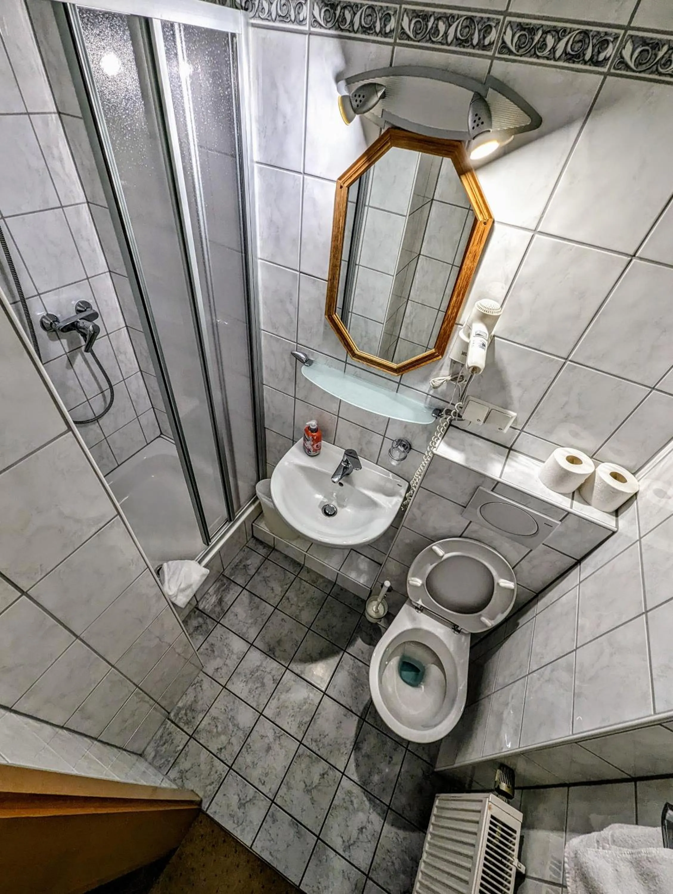 Shower in Hotel am Rathaus