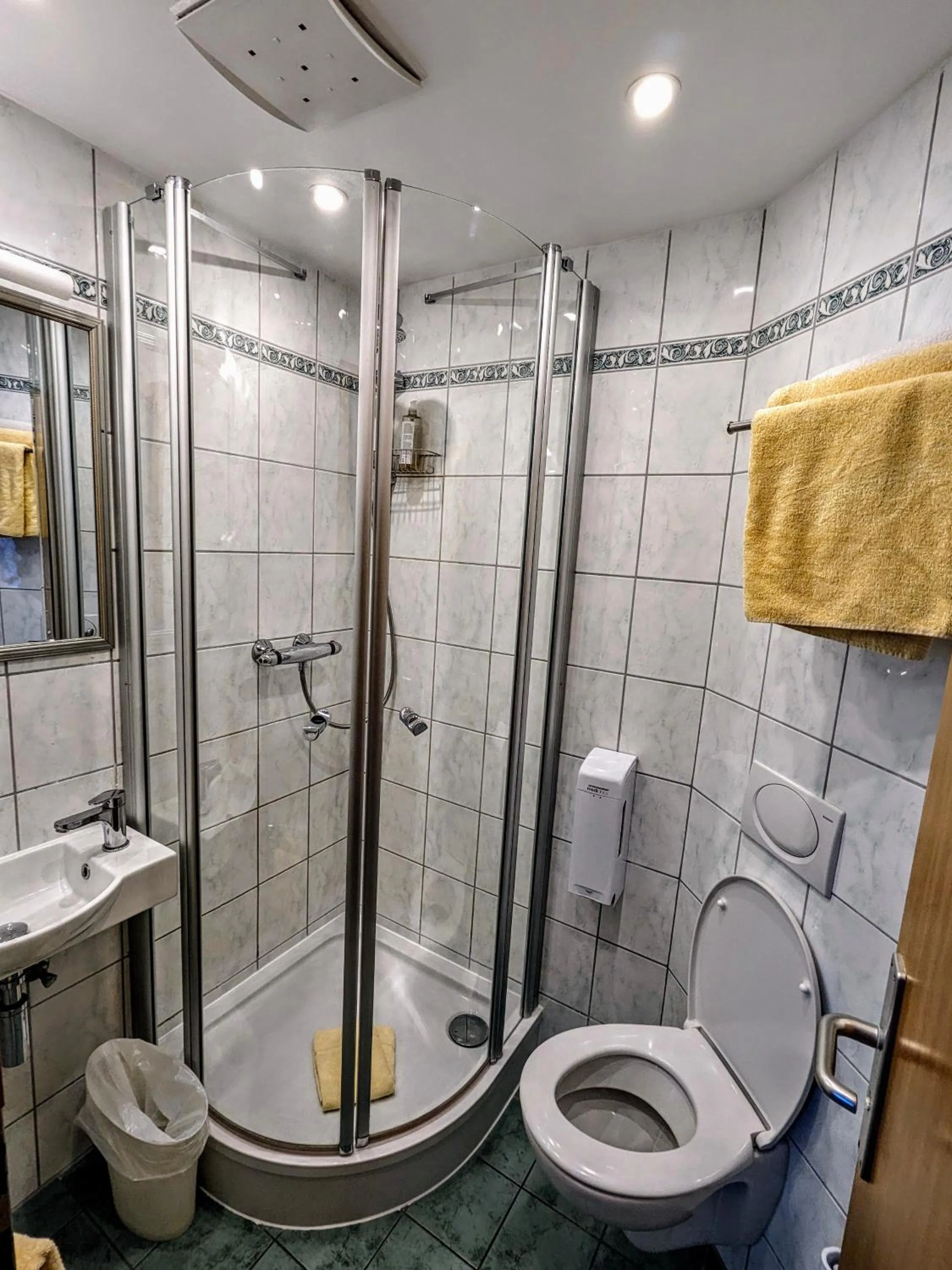Shower in Hotel am Rathaus