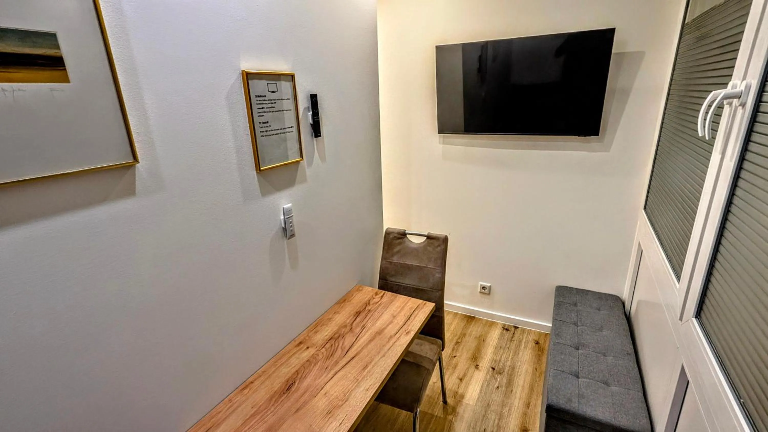 Communal lounge/ TV room in Hotel am Rathaus