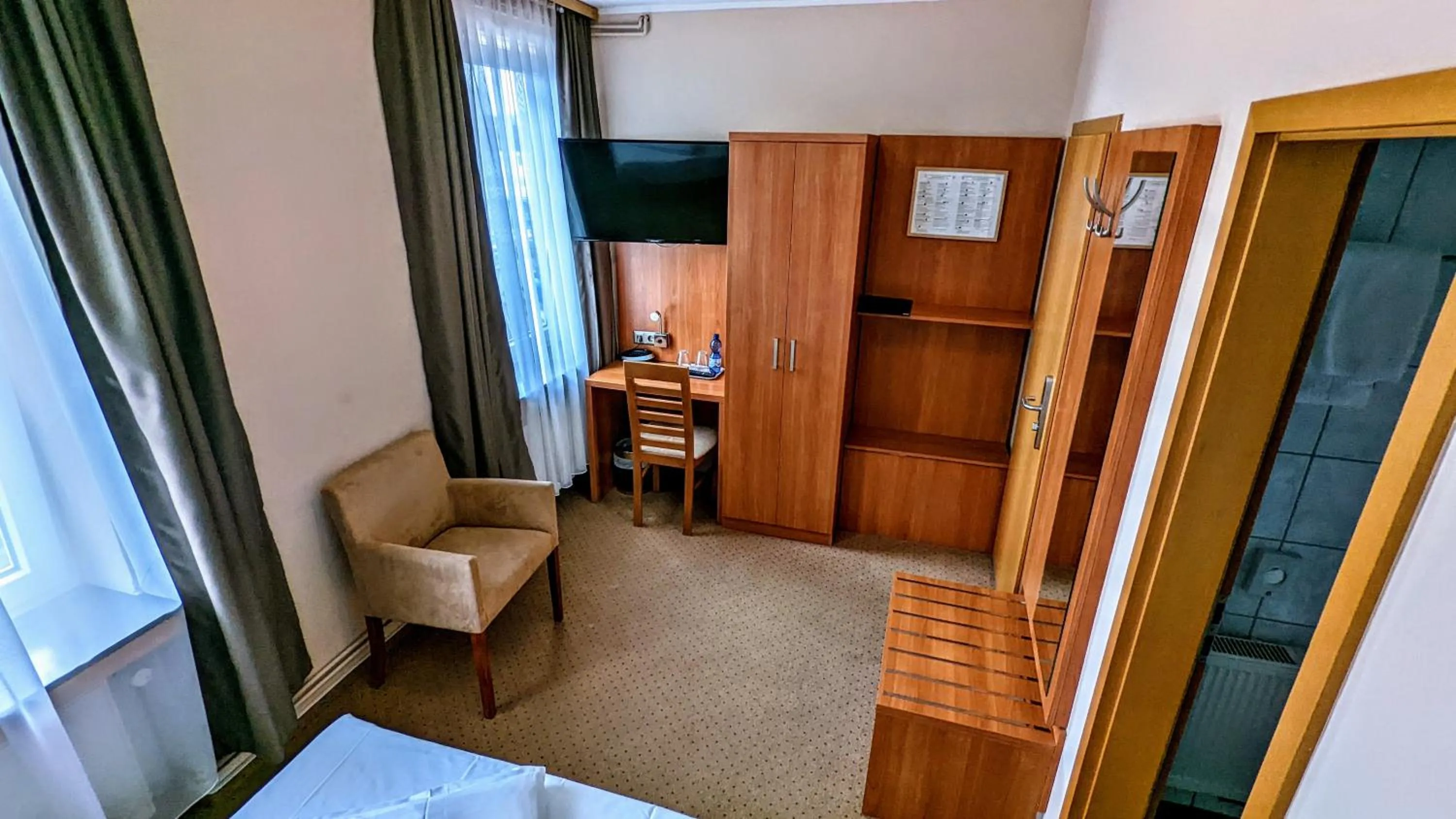 Seating area, Bed in Hotel am Rathaus