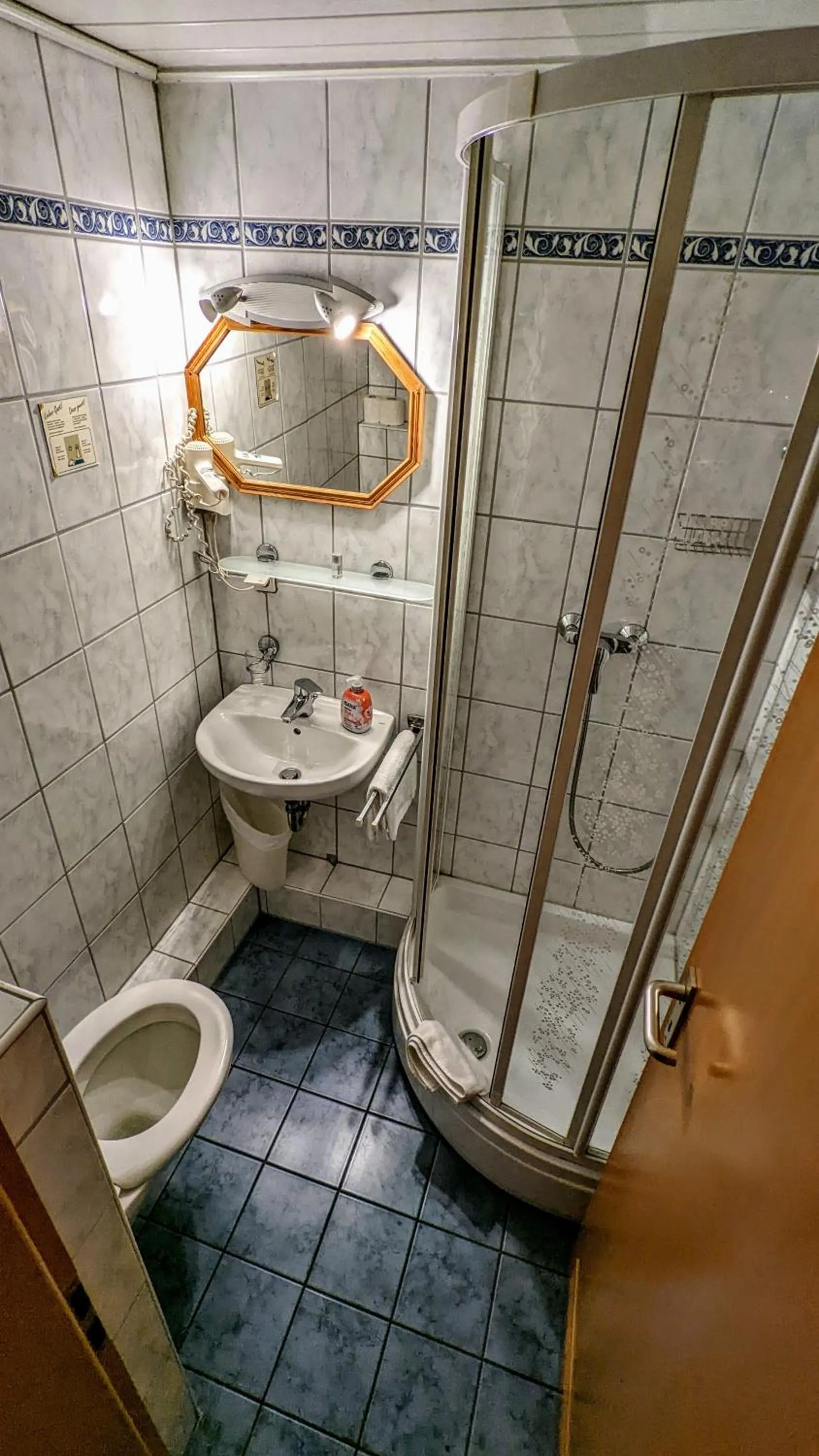 Bathroom in Hotel am Rathaus