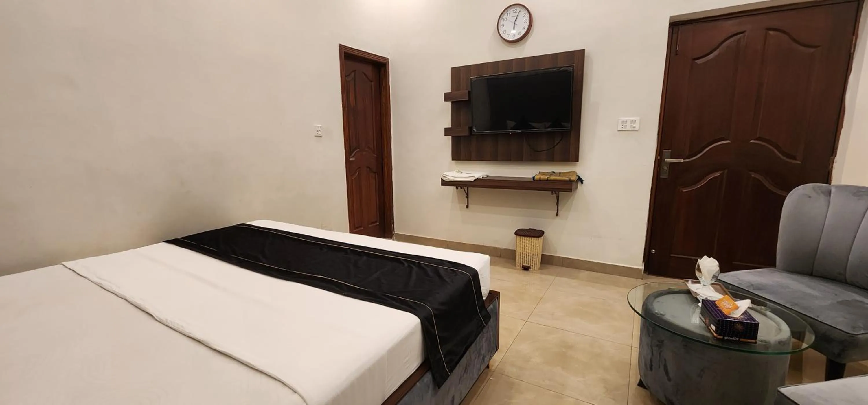 TV and multimedia, Bed in Red Fort Hotel Gulberg