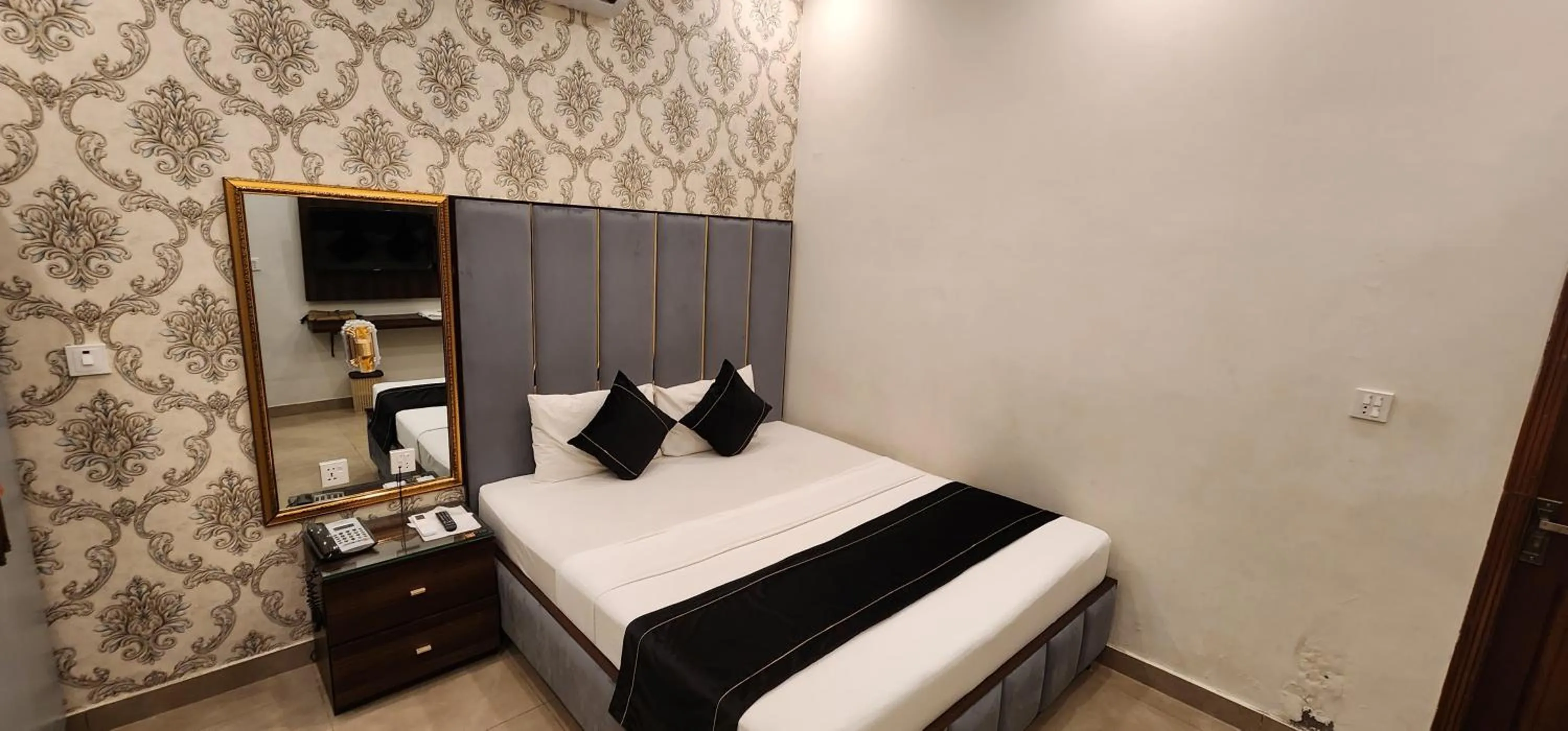 Bedroom, Bed in Red Fort Hotel Gulberg
