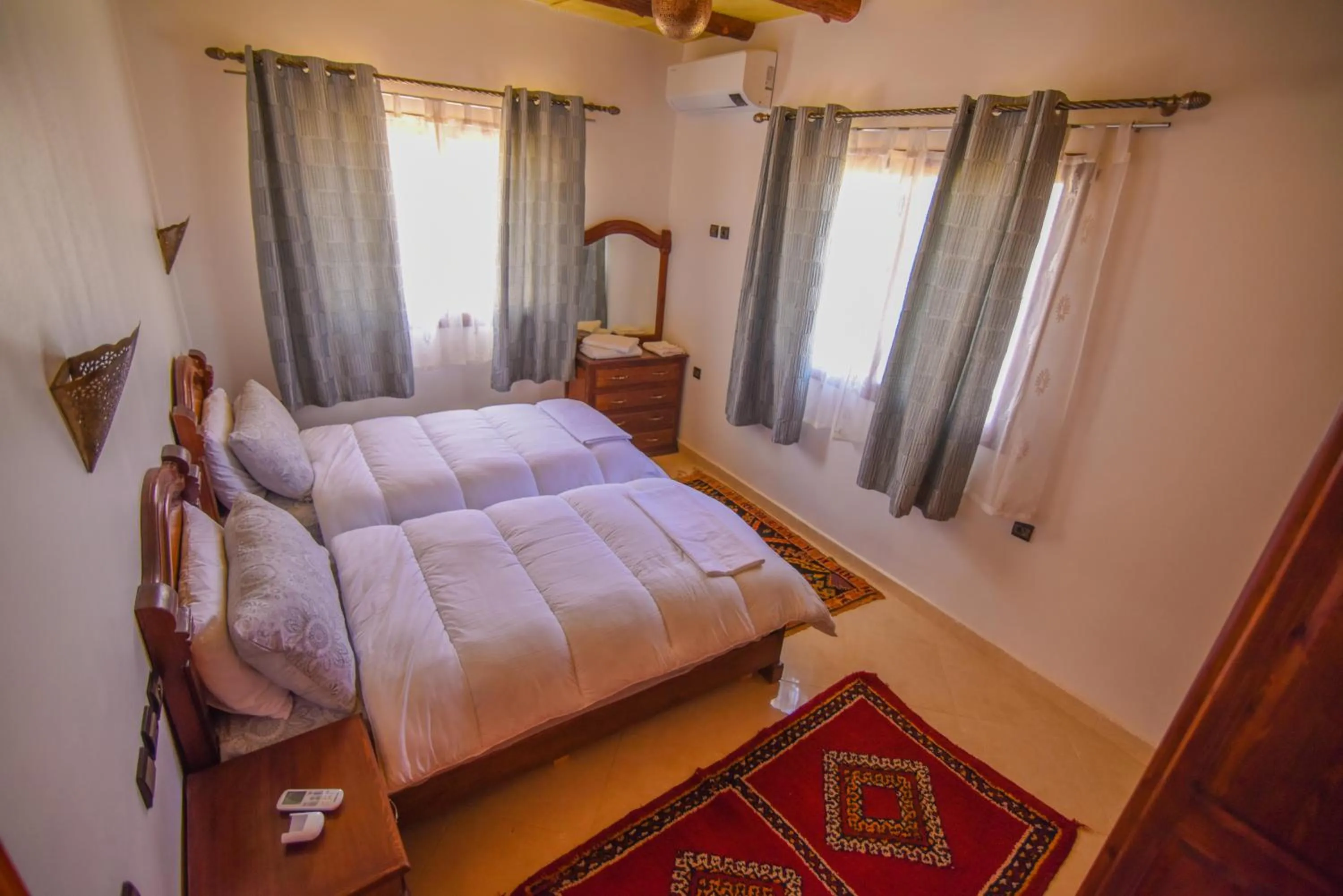 Photo of the whole room, Bed in Kasbah Roseville