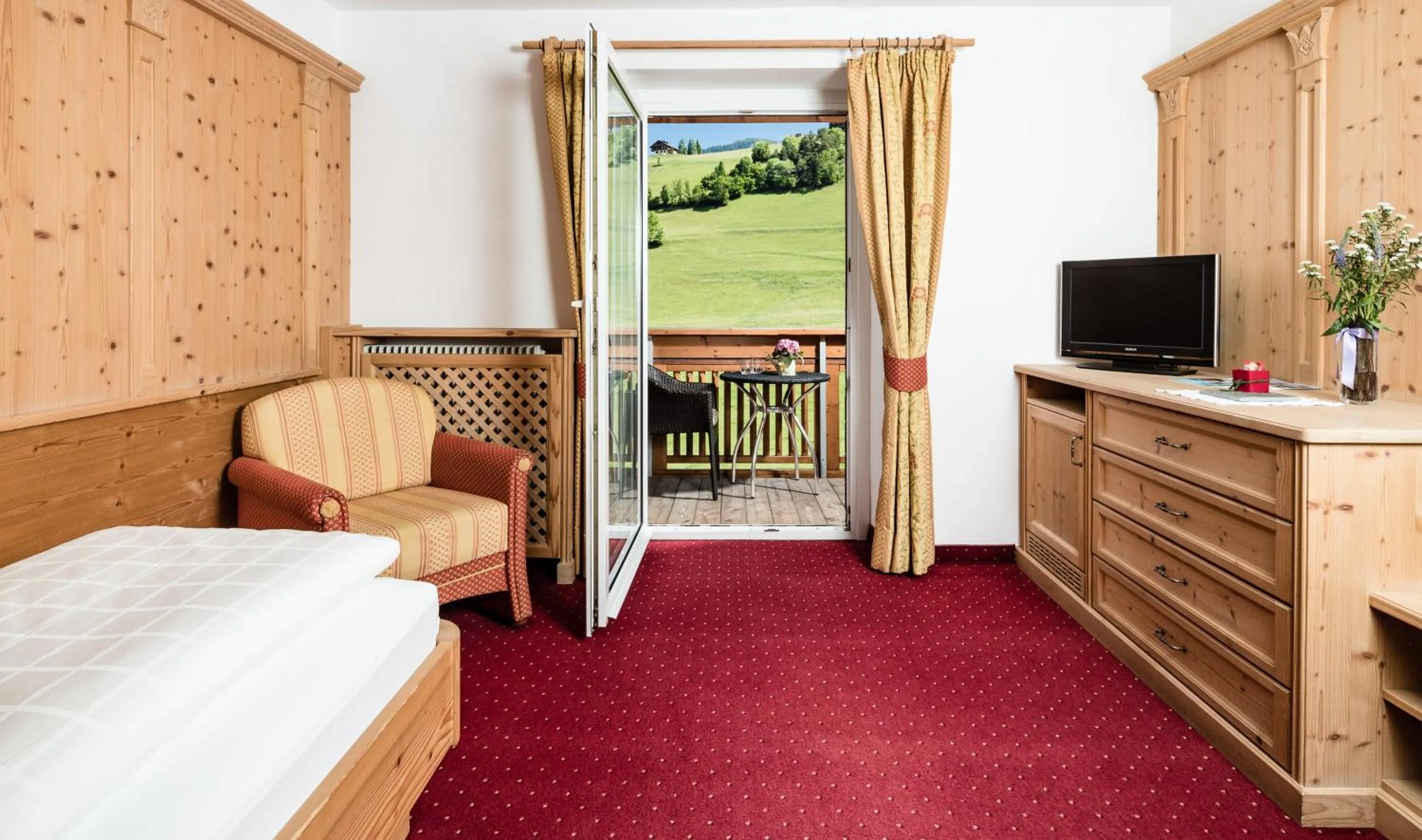 Photo of the whole room, Bed in Almhof Hotel Call