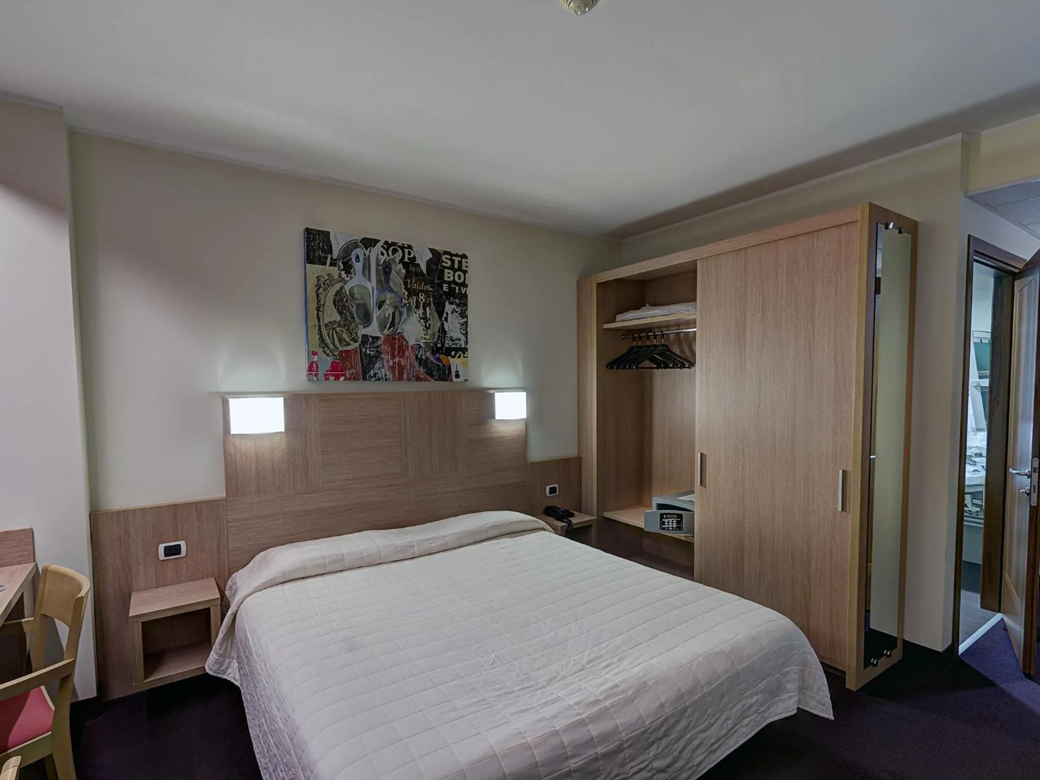 Photo of the whole room, Bed in Hotel Capital