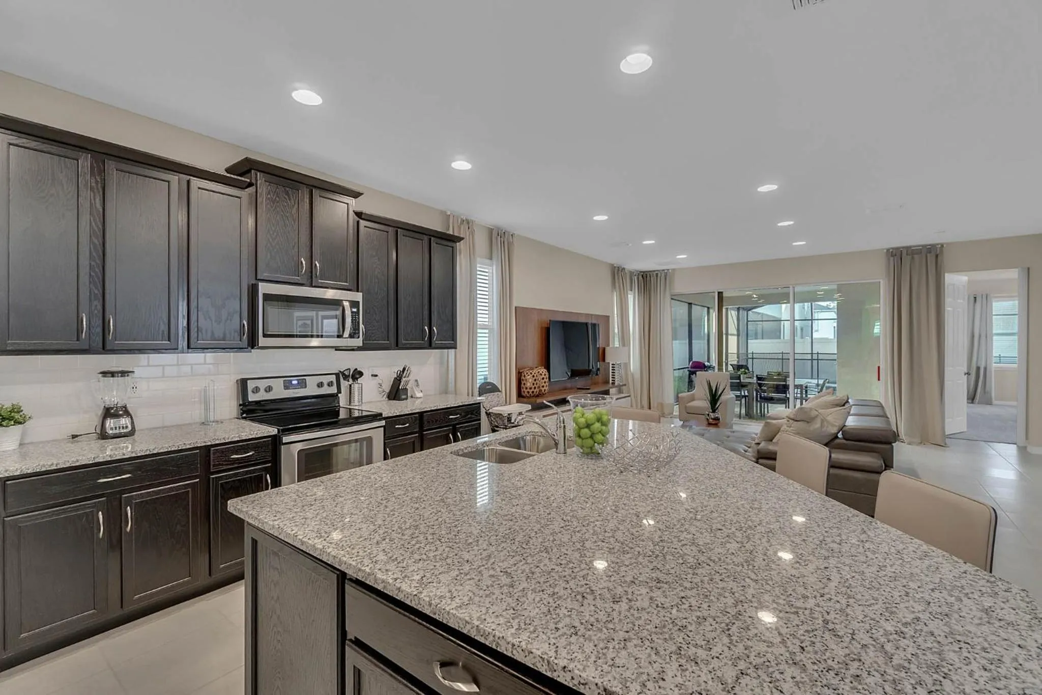 Property building in 5 Bedrooms 55 Bathrooms Solara 9026 Pc