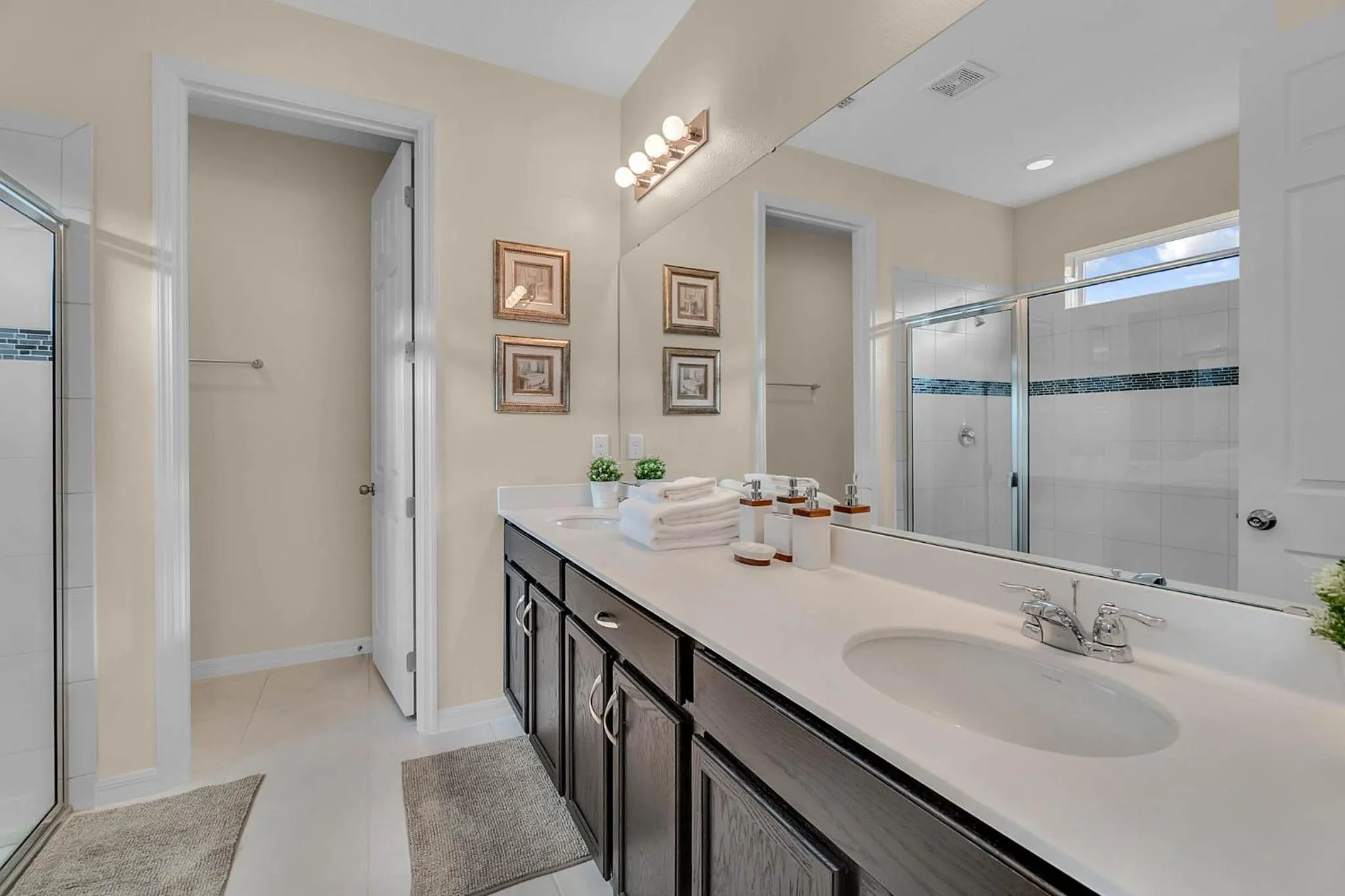 Property building in 5 Bedrooms 55 Bathrooms Solara 9026 Pc