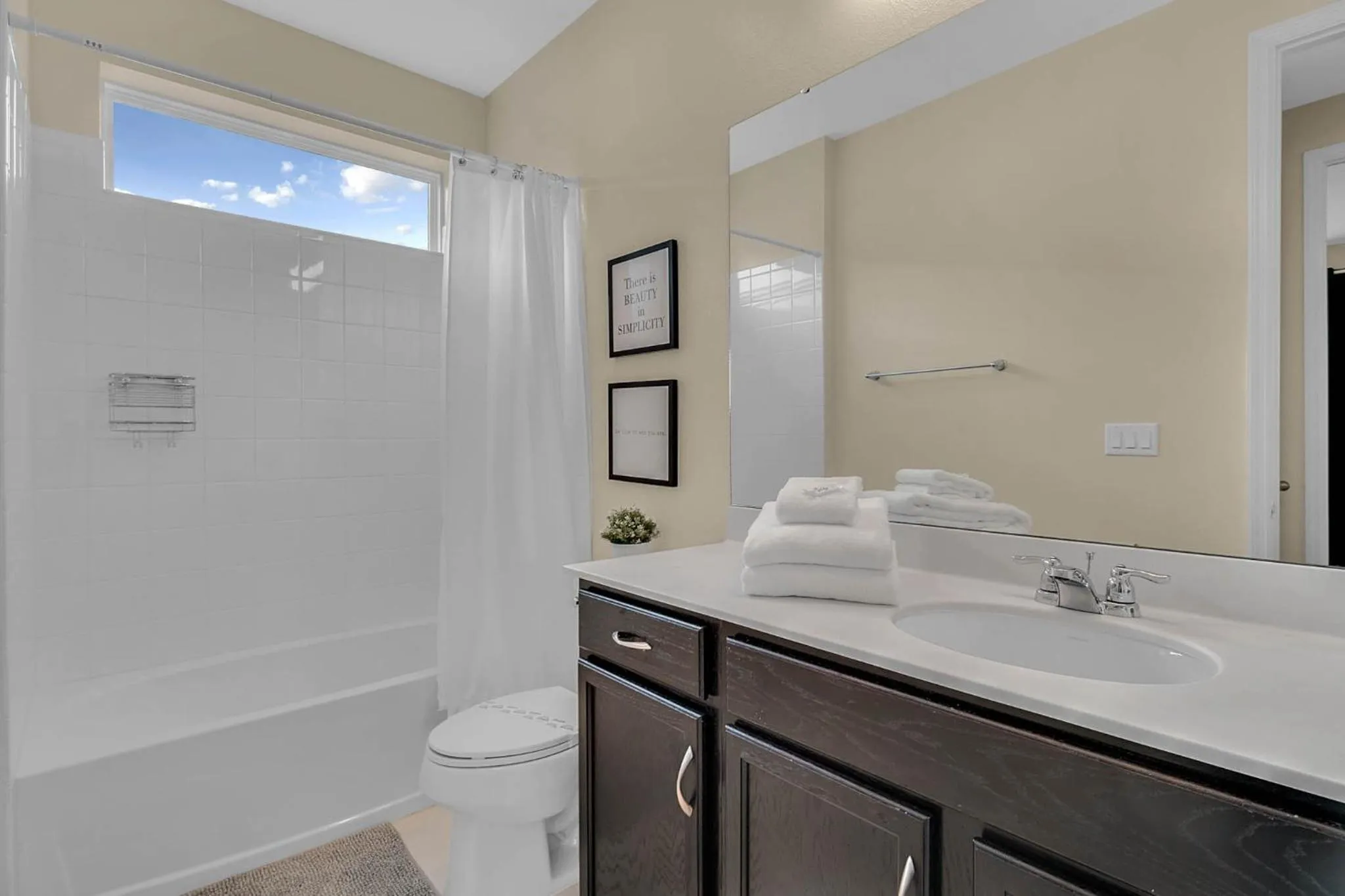 Property building in 5 Bedrooms 55 Bathrooms Solara 9026 Pc