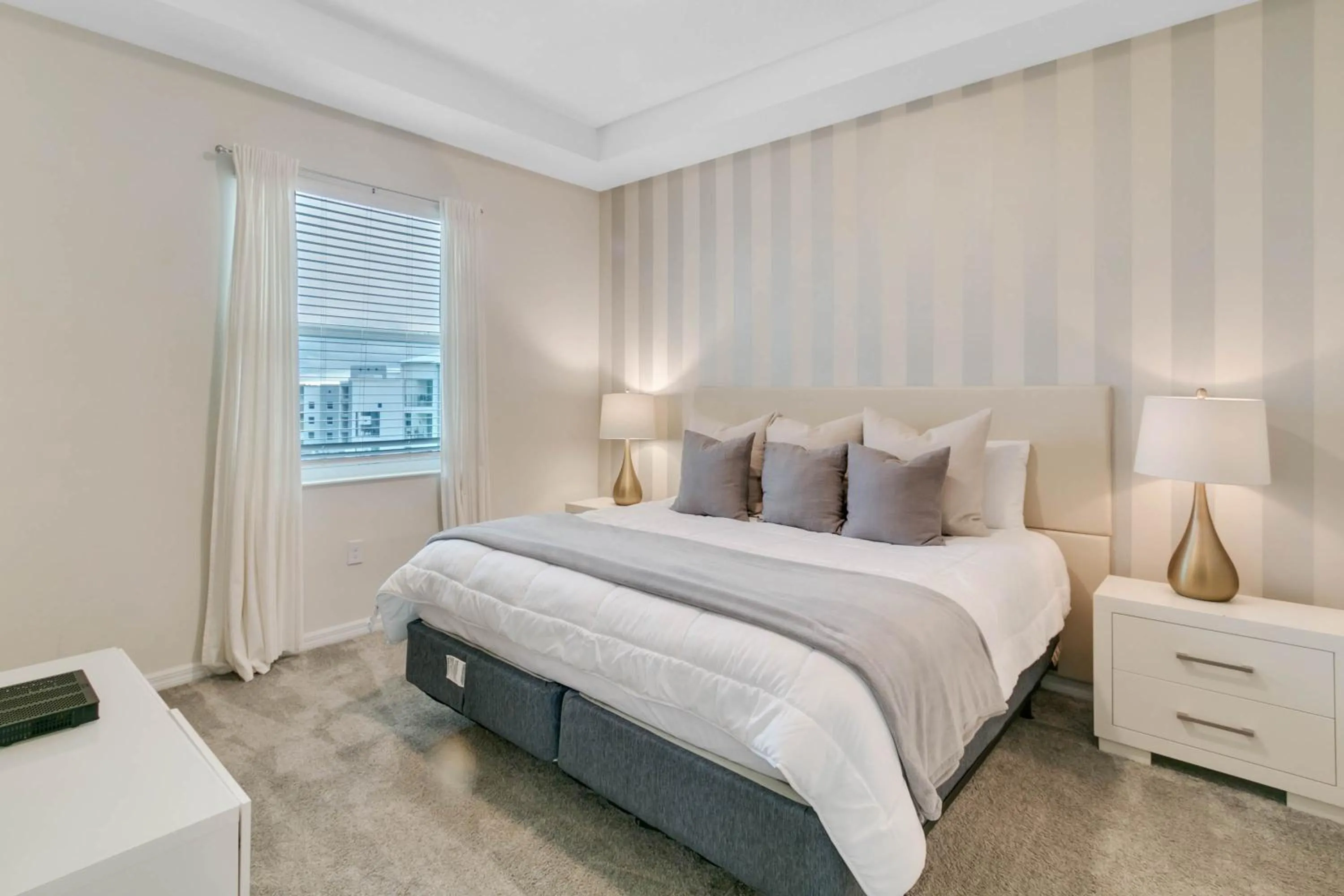 Property building, Bed in 2 Bedrooms 2 Bathrooms Storey Lake 3120-403 Pc