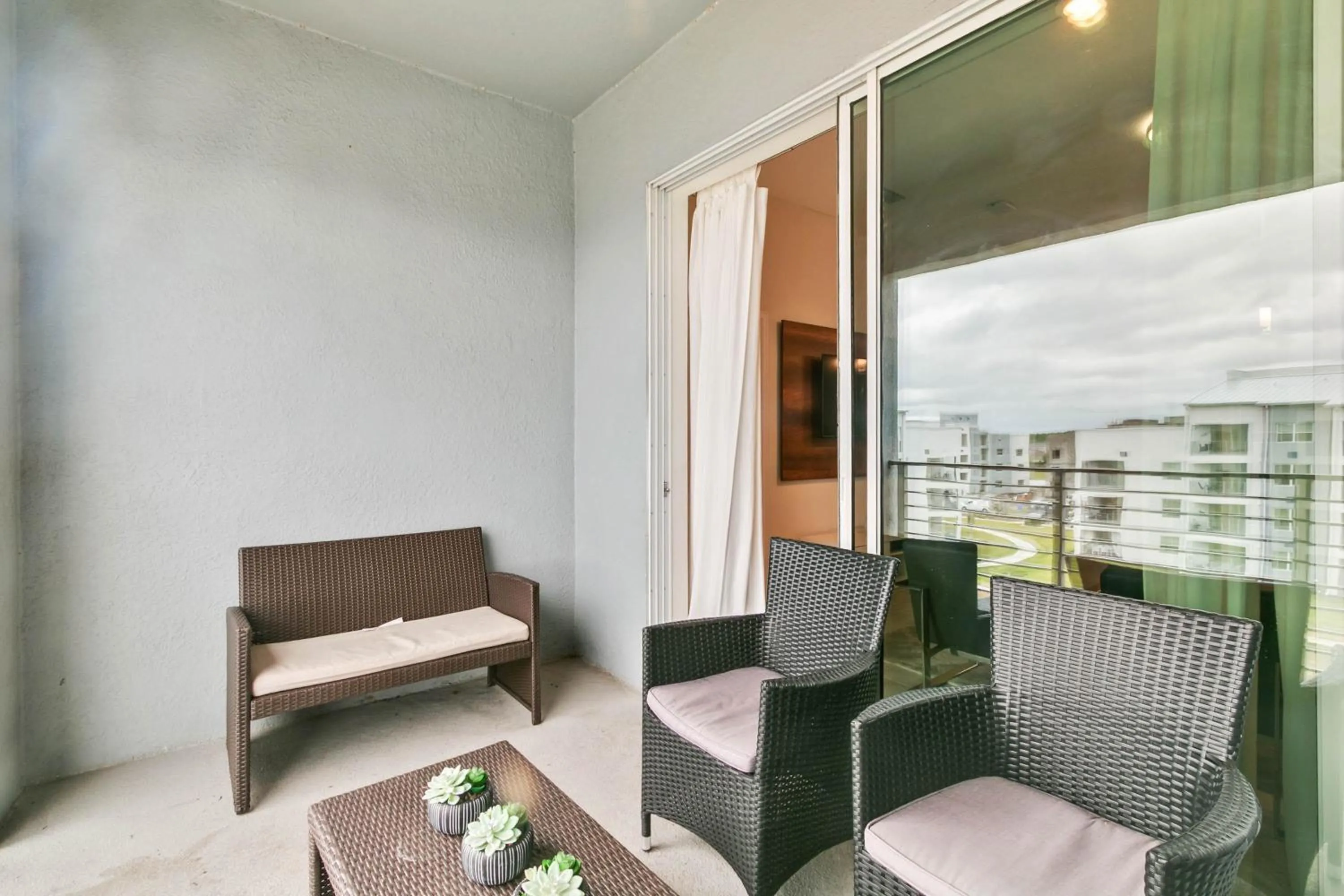 Property building in 2 Bedrooms 2 Bathrooms Storey Lake 3120-403 Pc