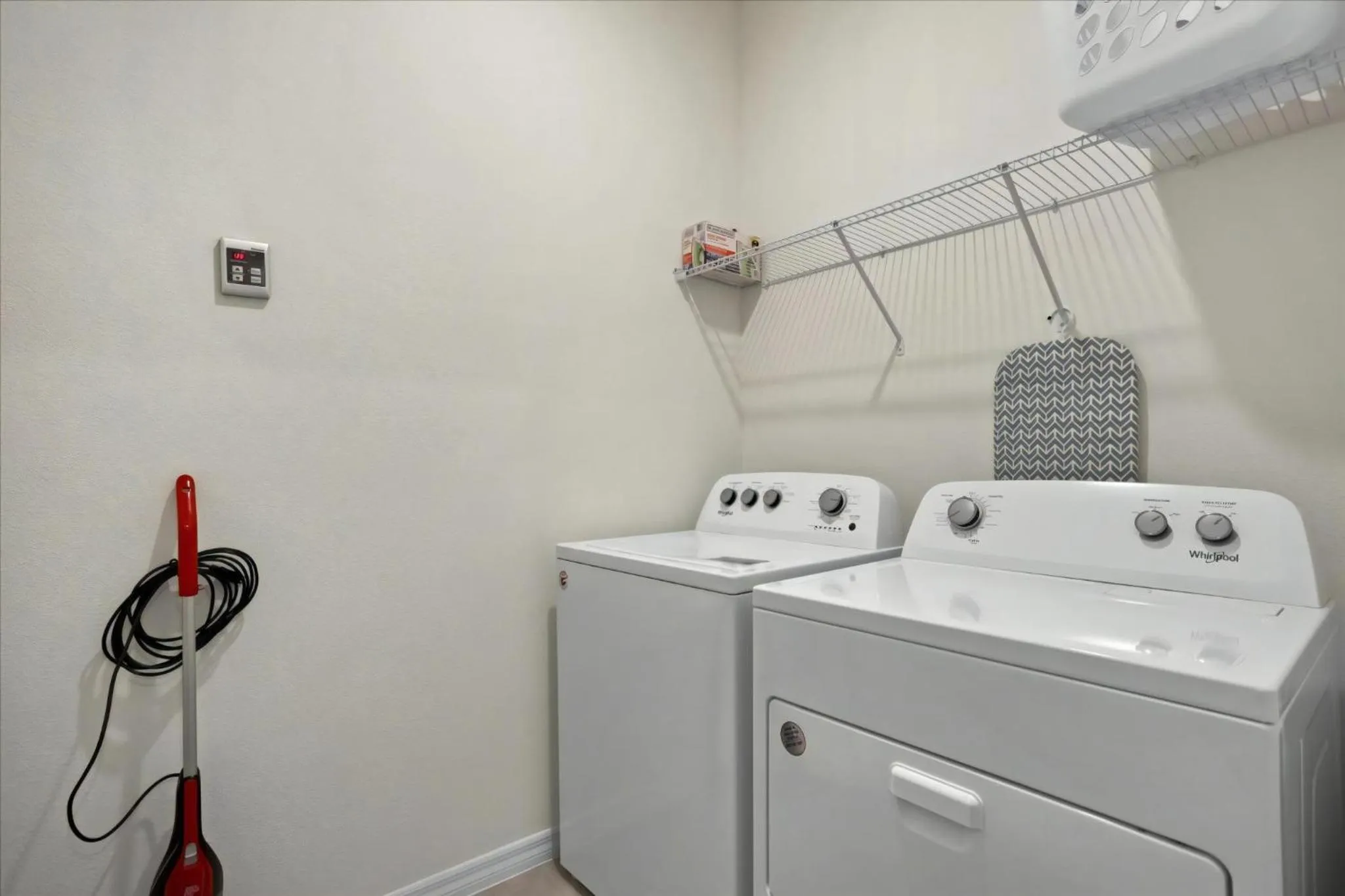 Property building in 6 Bedrooms 5 Bathrooms Solterra 7623 Ol