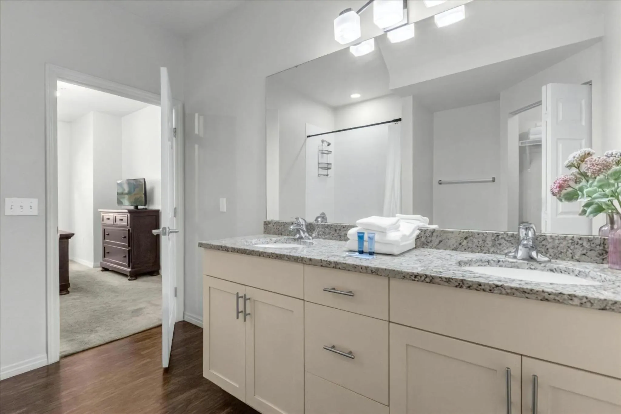 Property building in 3 Bedrooms 2 Bathrooms Lucaya Village 22-103