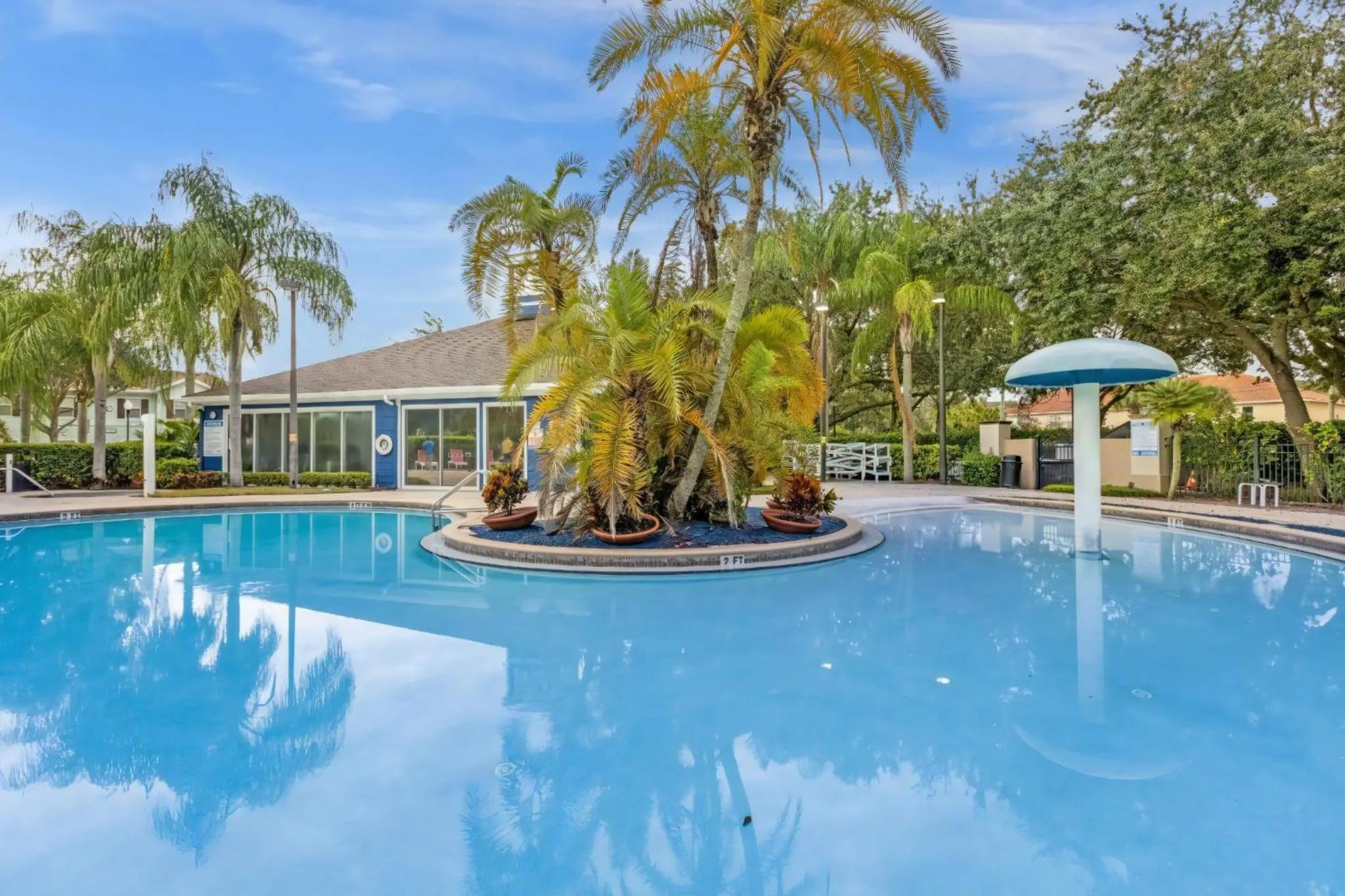 Property building in 3 Bedrooms 2 Bathrooms Lucaya Village 22-103