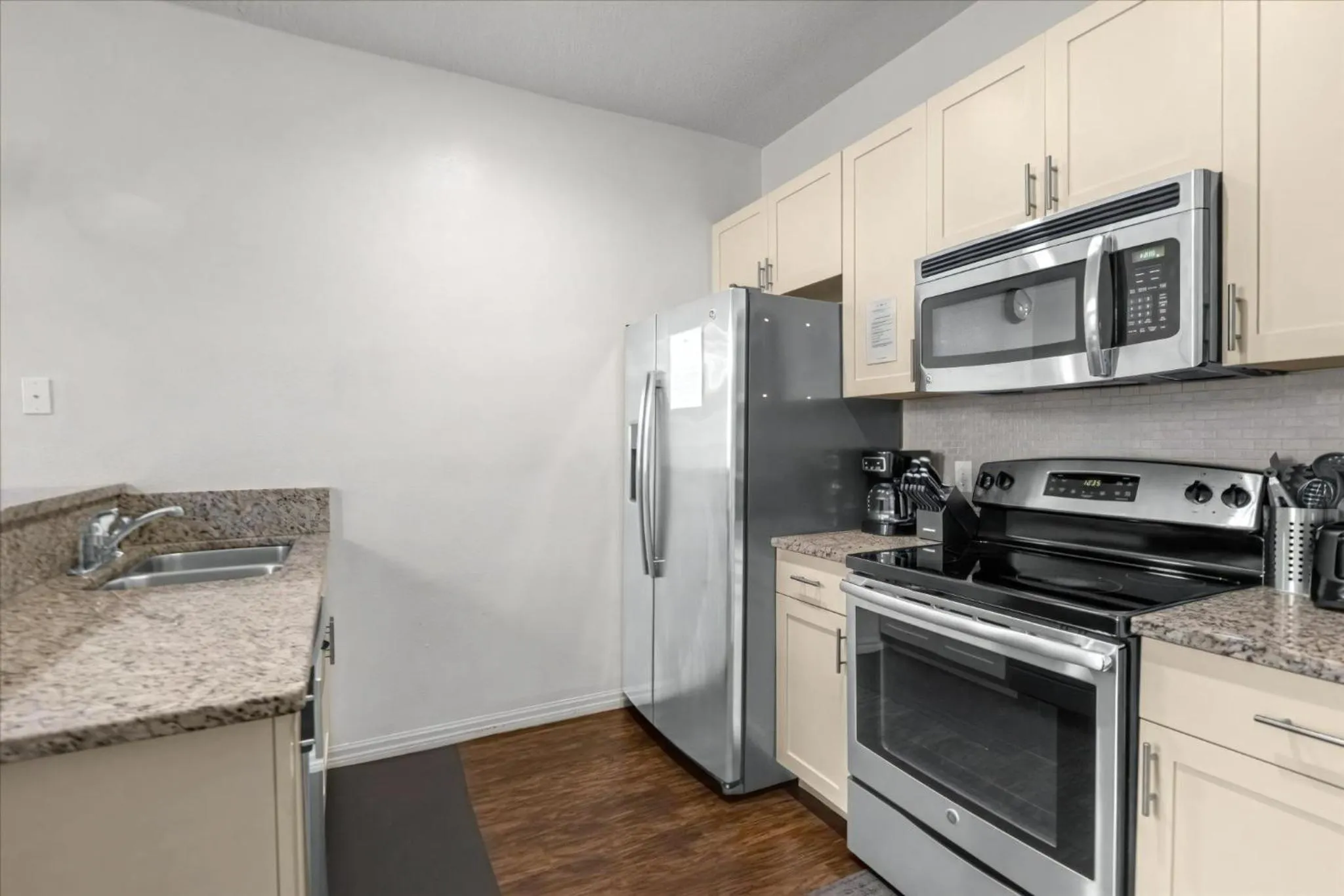 Property building in 3 Bedrooms 2 Bathrooms Lucaya Village 22-103