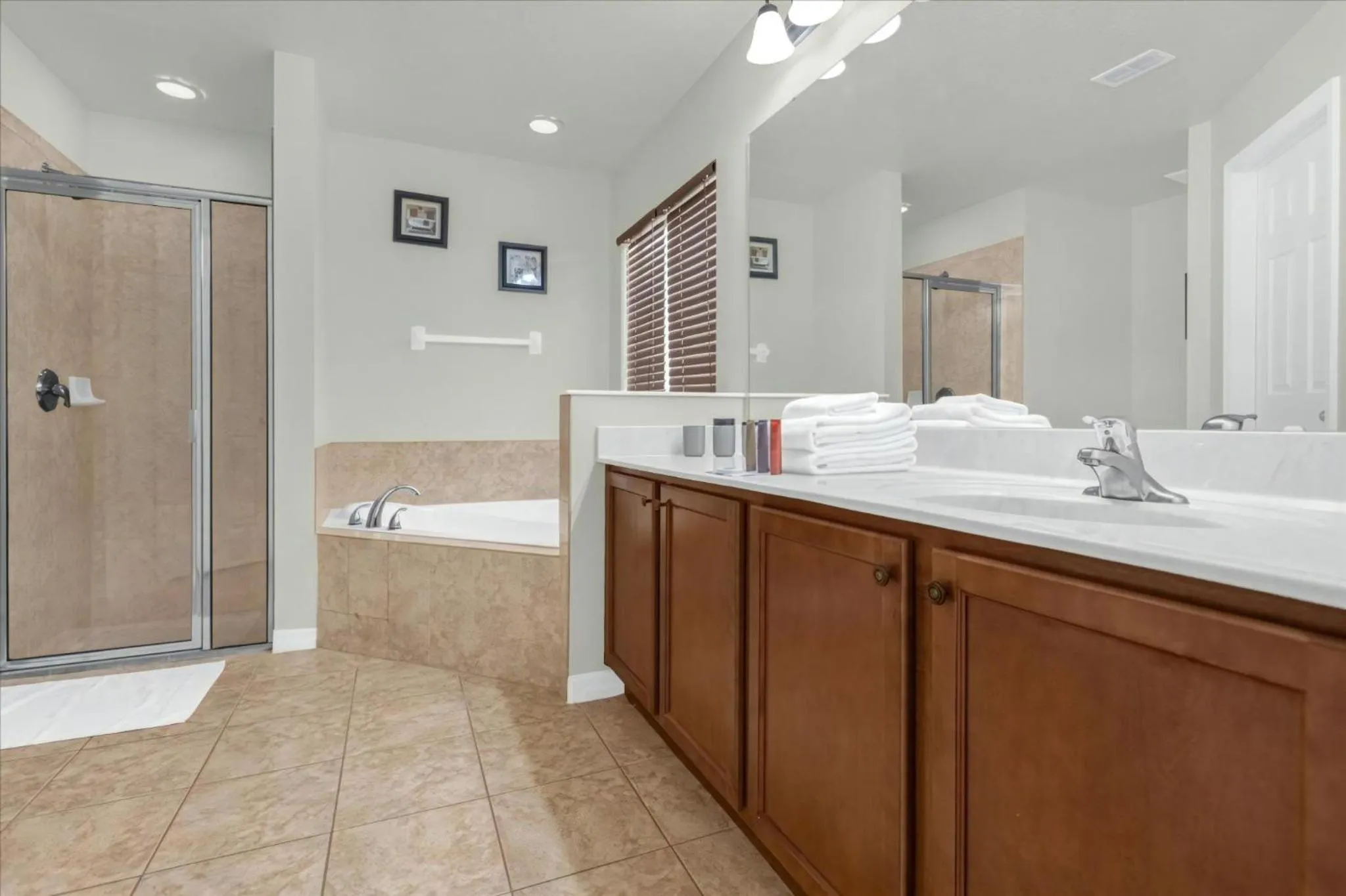 Property building, Bed in 4 Bedrooms 3 Bathrooms Veranda Palms 4461 Np