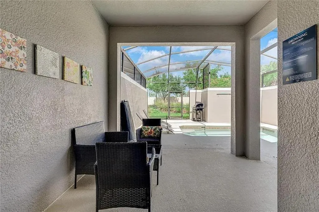 Property building in 4 Bedrooms 3 Bathrooms Storey Lake 4827 Ct