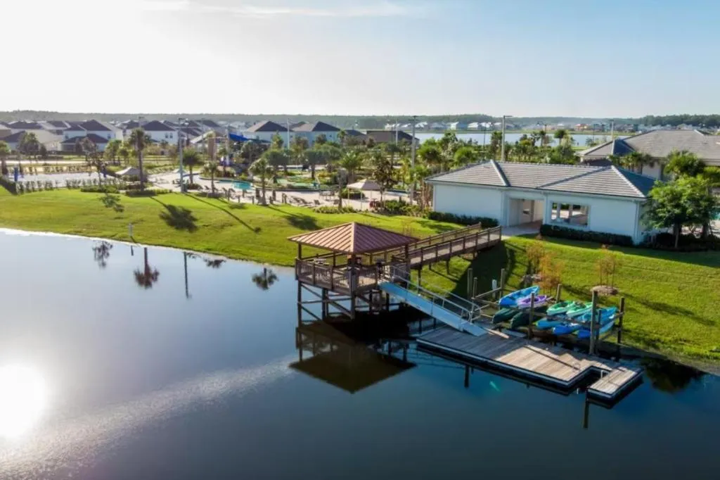 Property building in 4 Bedrooms 3 Bathrooms Storey Lake 4827 Ct