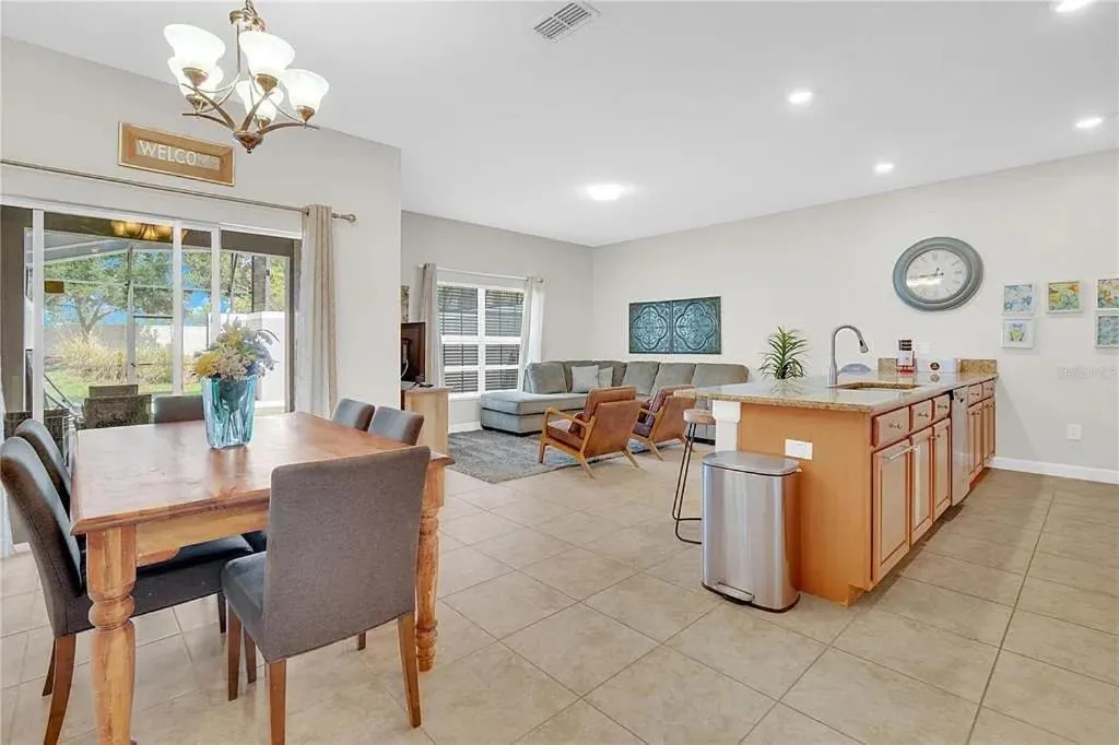 Property building in 4 Bedrooms 3 Bathrooms Storey Lake 4827 Ct