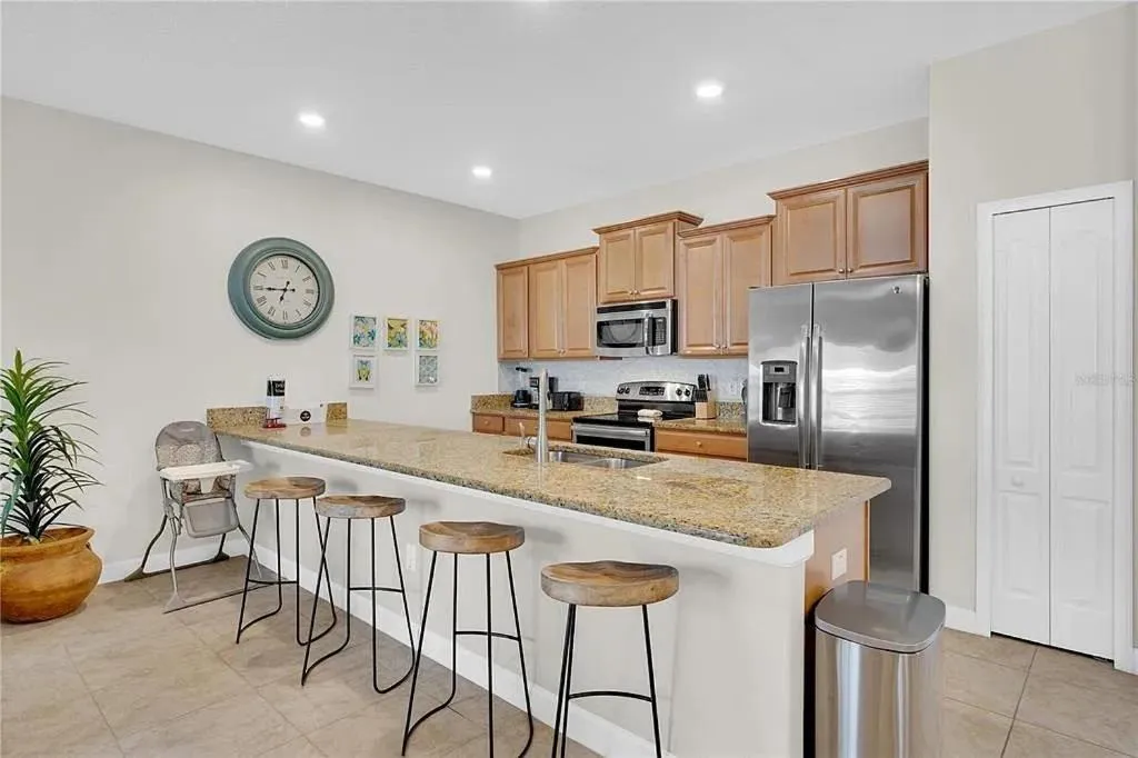 Property building in 4 Bedrooms 3 Bathrooms Storey Lake 4827 Ct