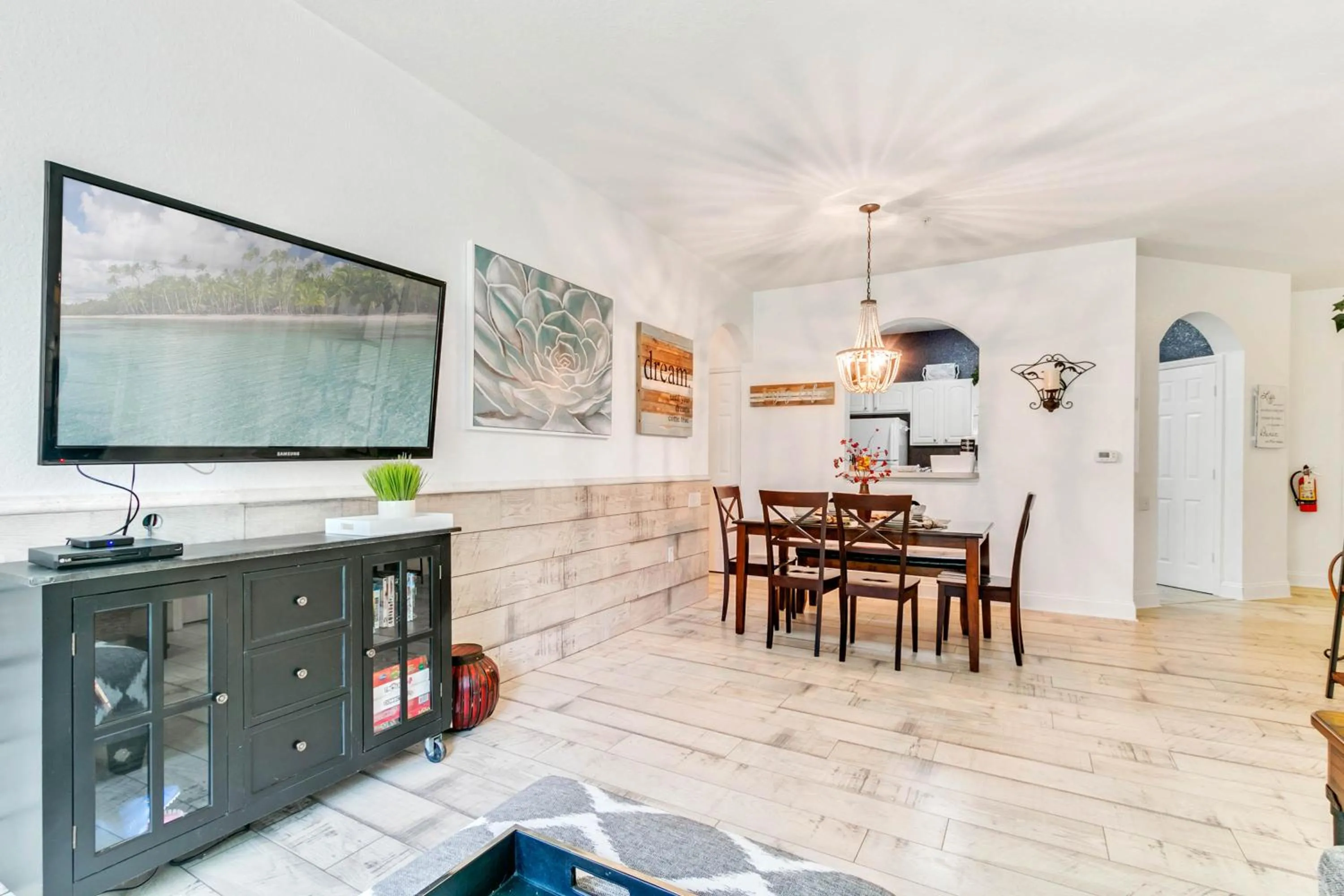 Property building in 3 Bedroom 2 Bathroom Windsor Hills 7675-105 Cs