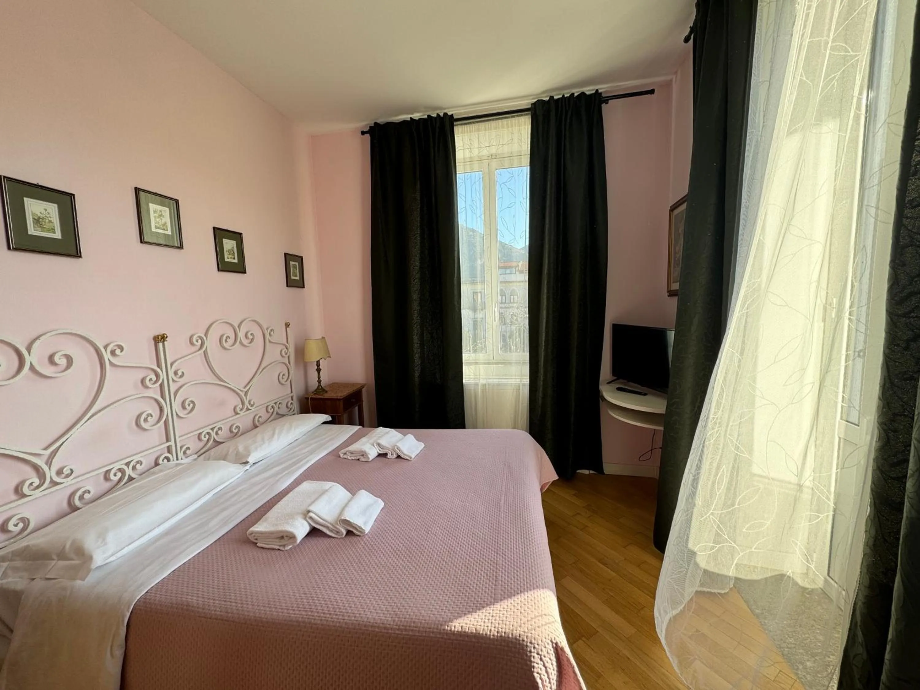 Photo of the whole room, Bed in The Secret Garden Relais