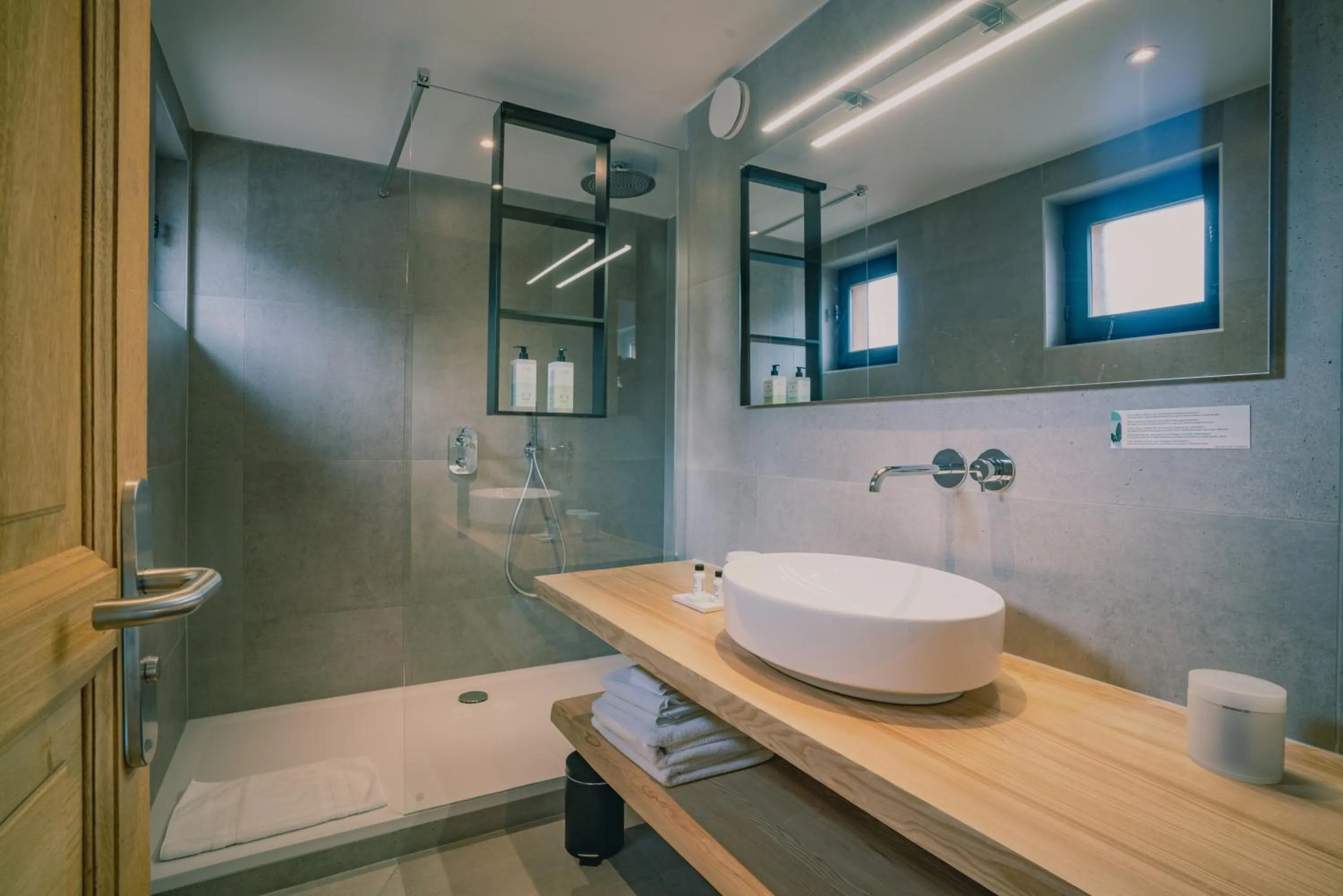 Shower in Terra-Beka Lodge