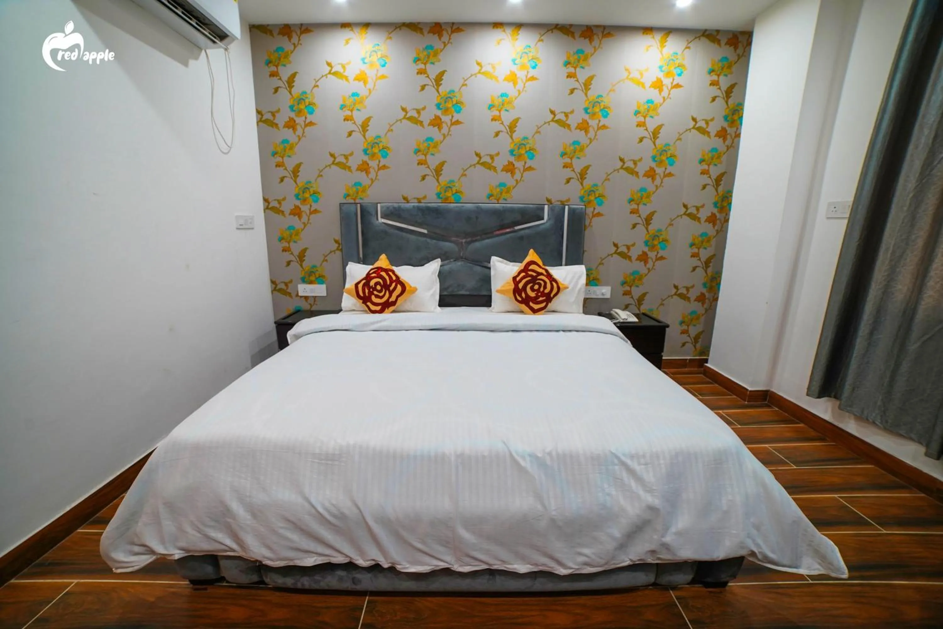 Photo of the whole room, Bed in Hotel Red Apple Near Railway Station Chandigarh