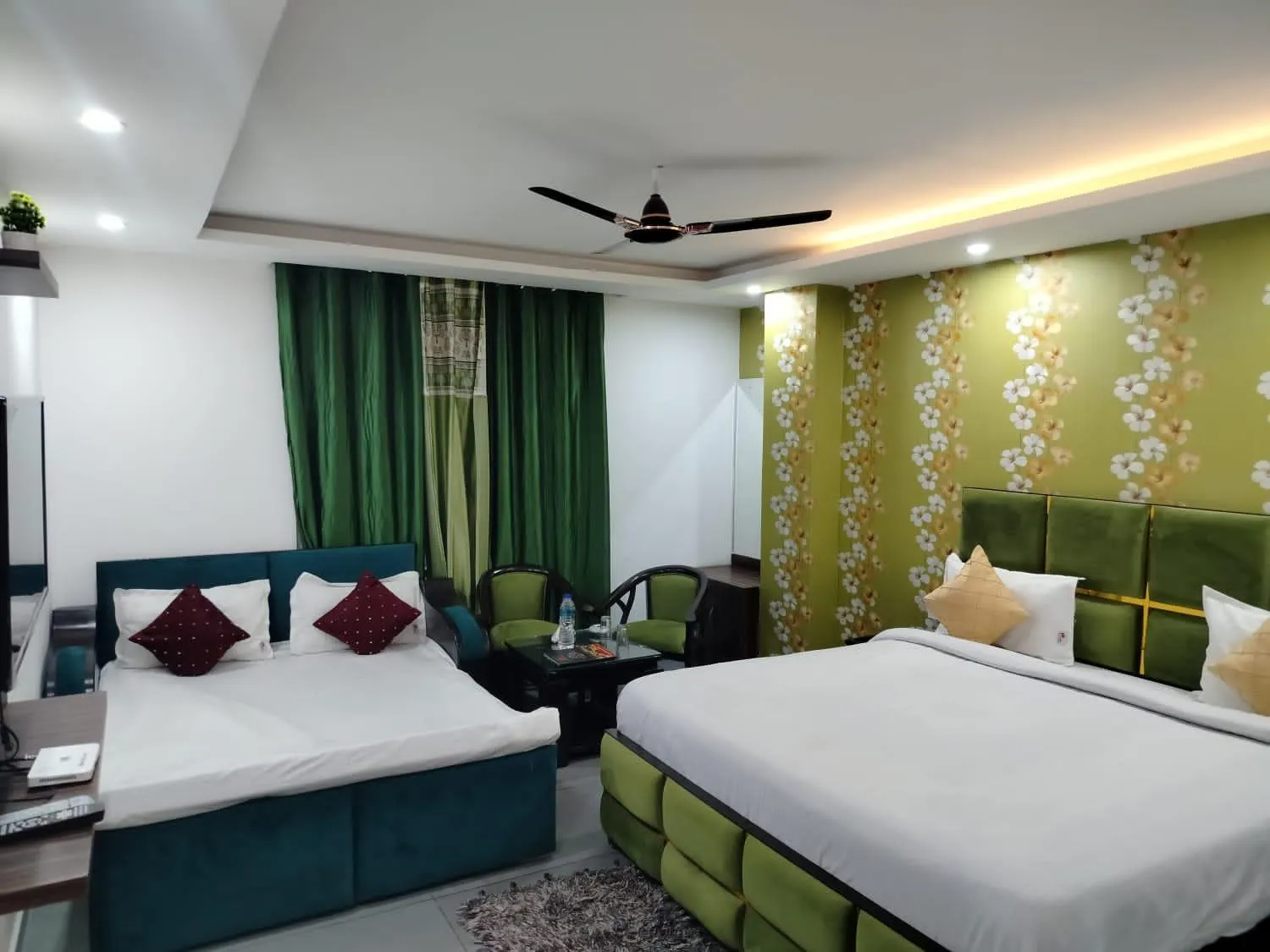 Family, Bed in Hotel Red Apple Near Railway Station Chandigarh