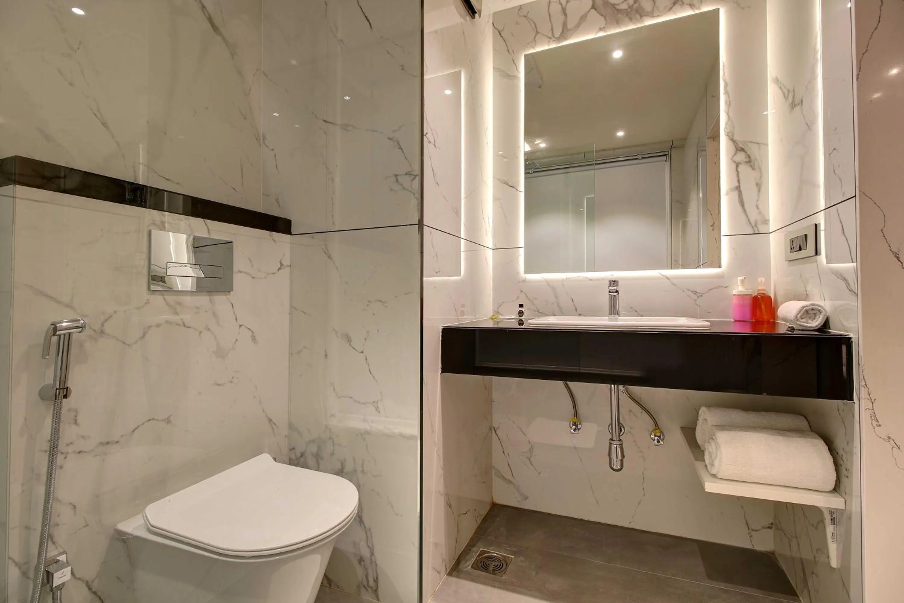 Bathroom in Hotel Mumbai House Ghansoli, Navi Mumbai