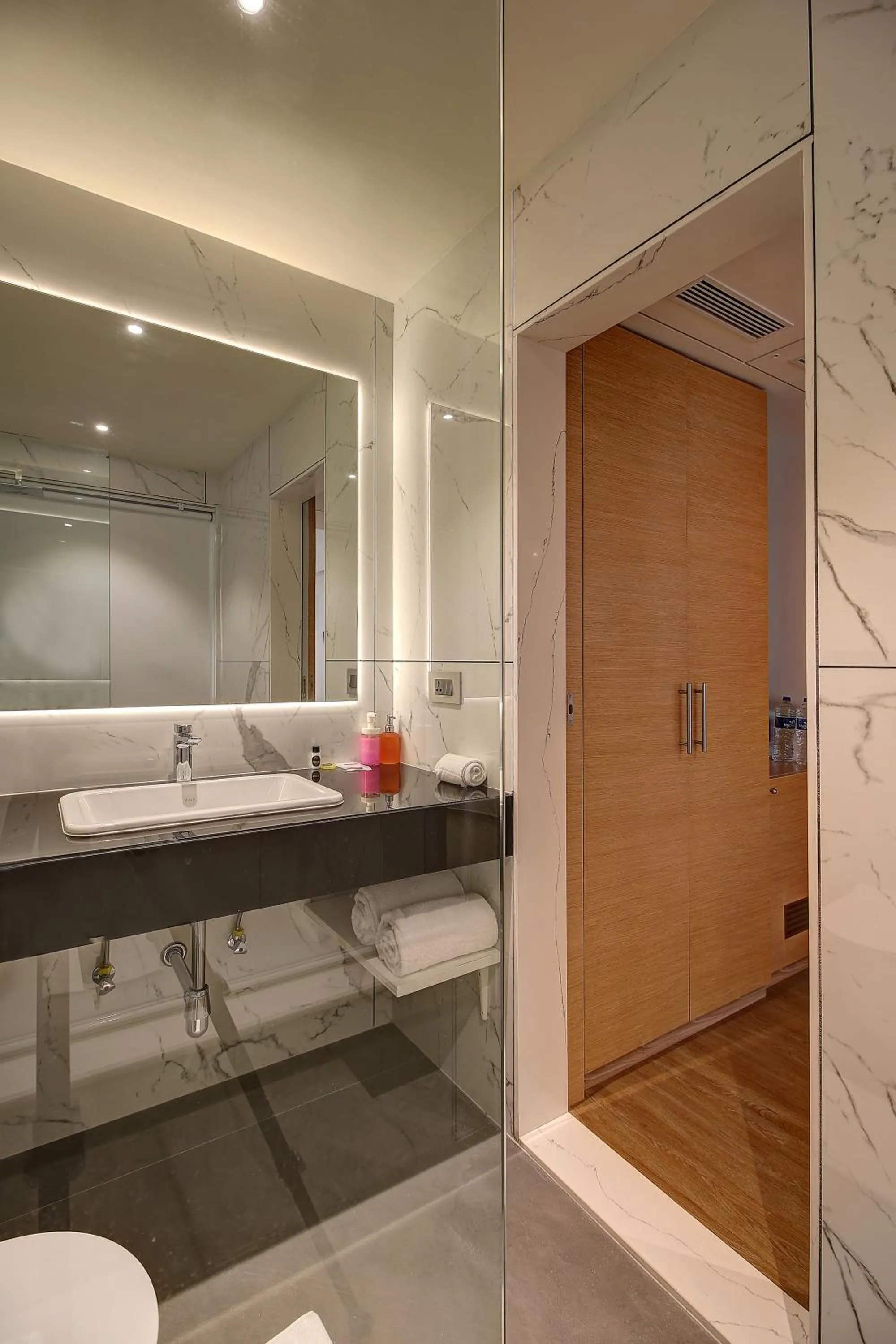 Bathroom in Hotel Mumbai House Ghansoli, Navi Mumbai