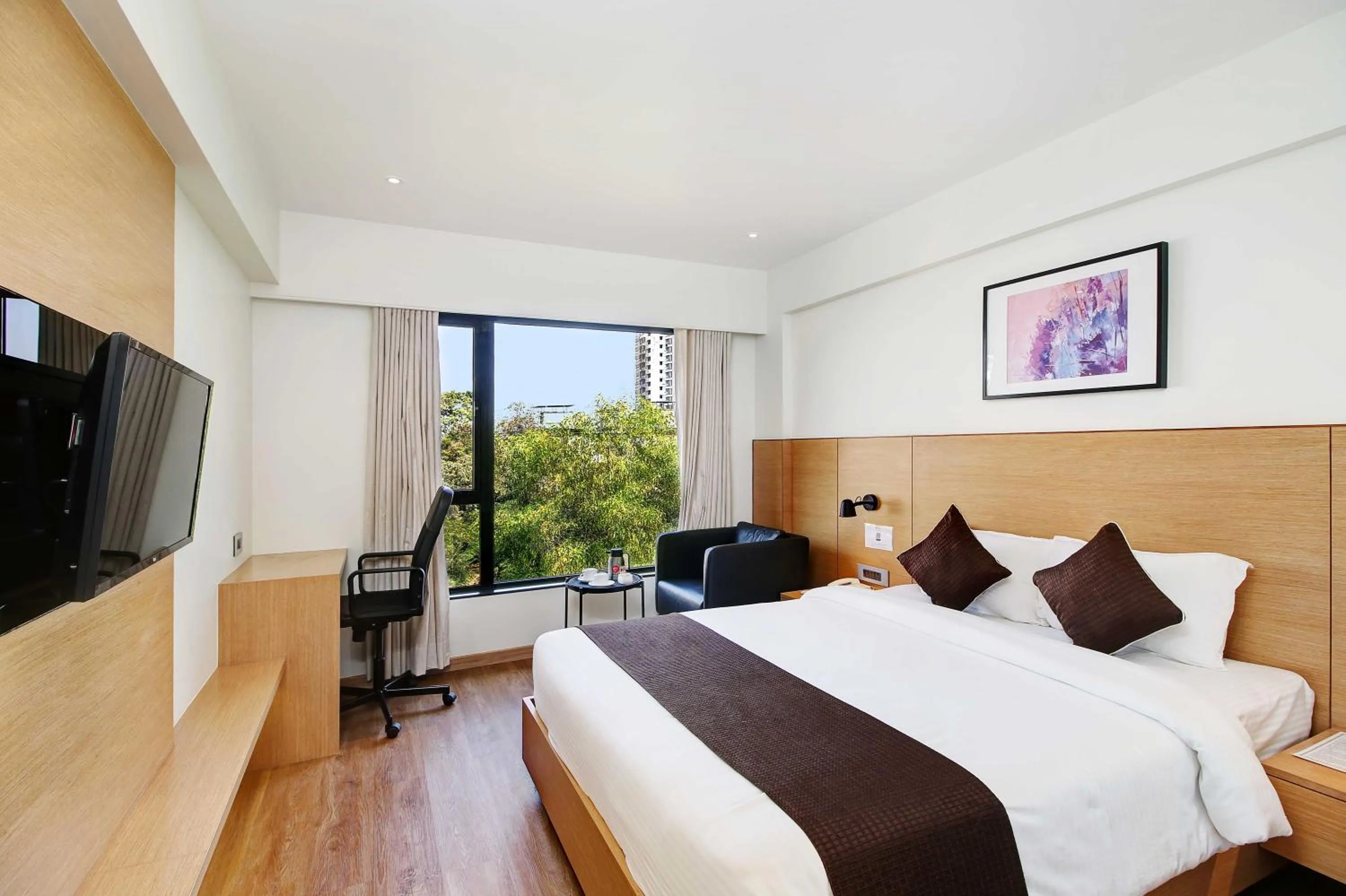 TV and multimedia, Bed in Hotel Mumbai House Ghansoli, Navi Mumbai