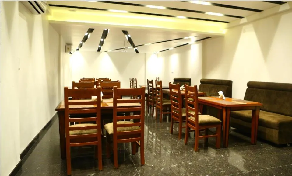 Restaurant/places to eat in DIDI Hotel Alambagh