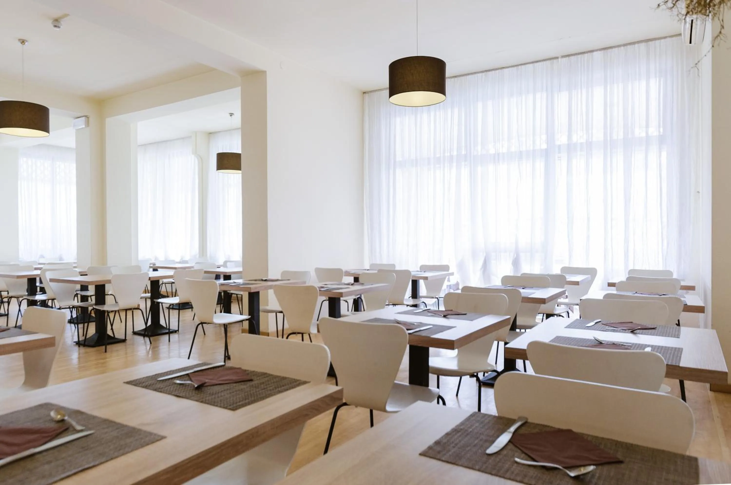 Restaurant/places to eat in Park Hotel Serena