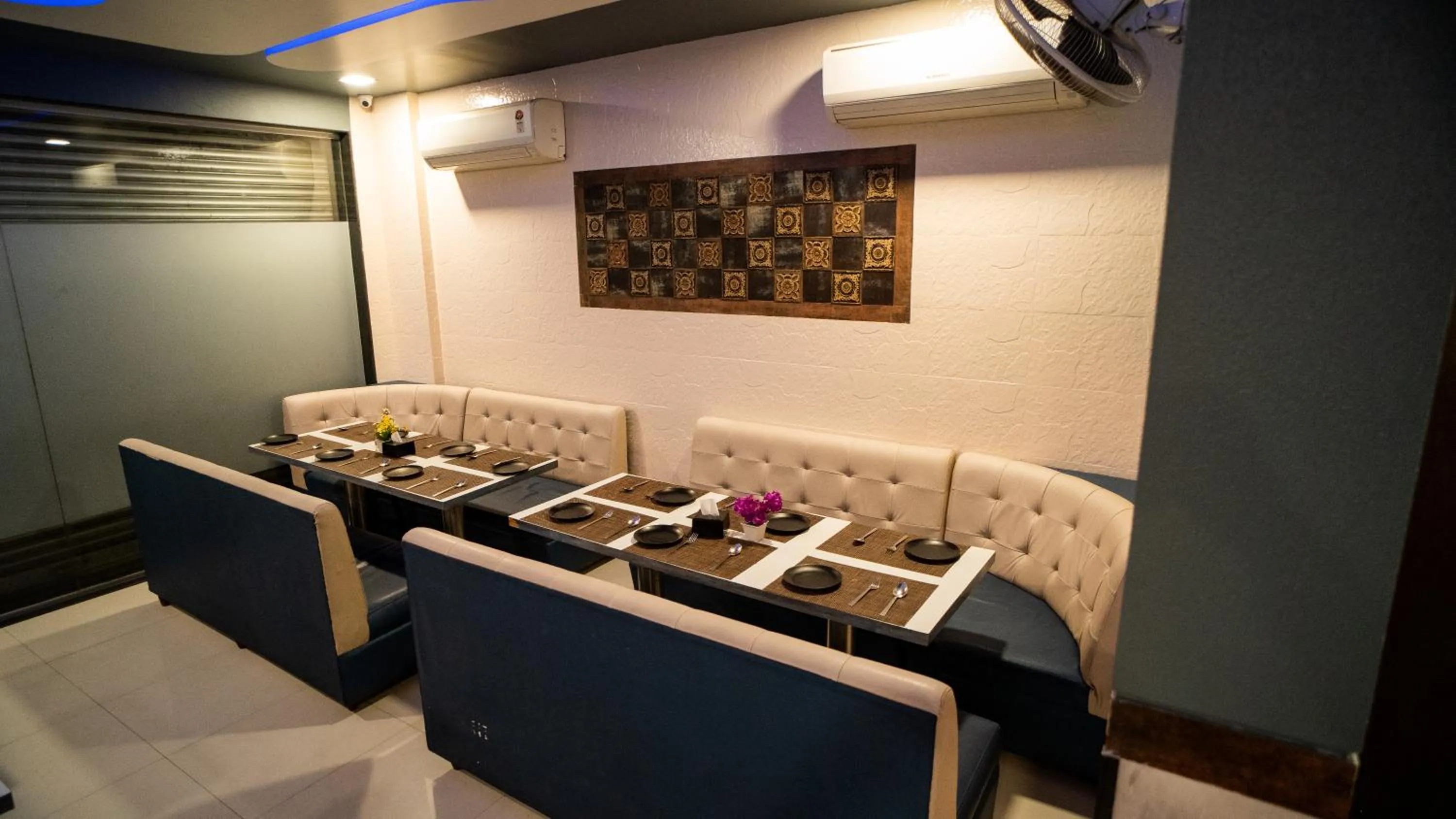 Restaurant/places to eat in Hotel Mari Aai Residency