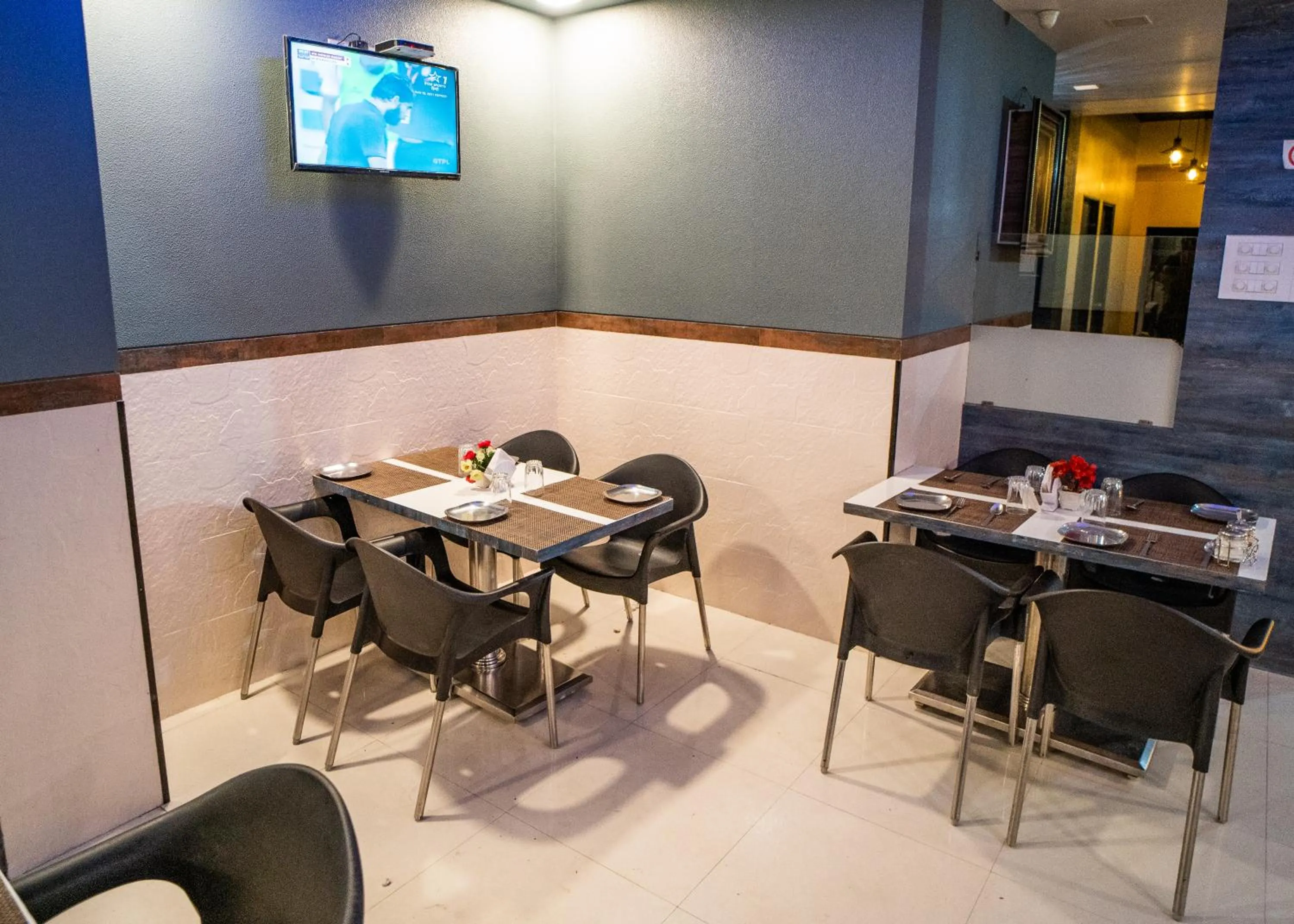 Restaurant/places to eat in Hotel Mari Aai Residency