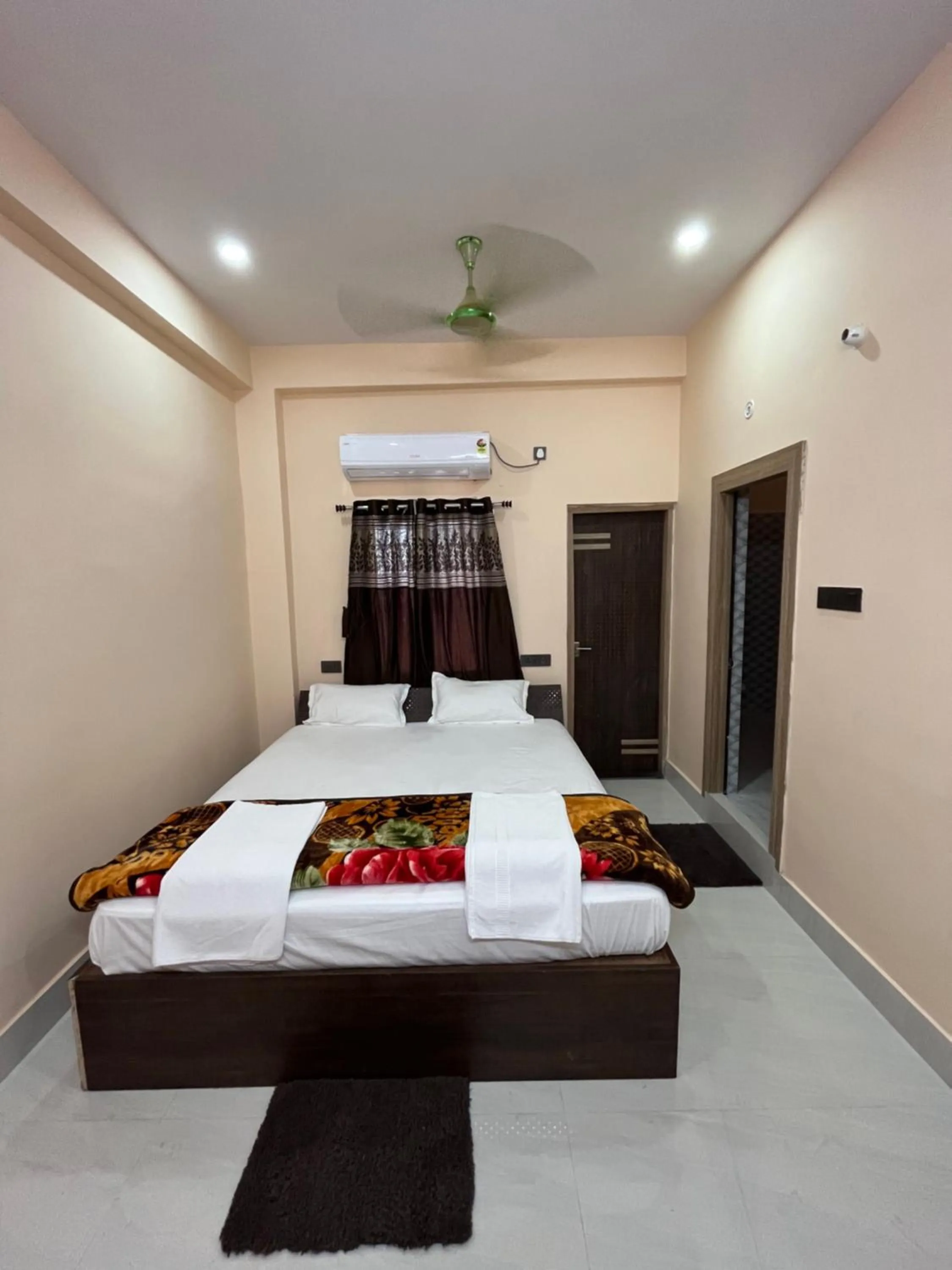 Bed in Hotel Krishna Paradise
