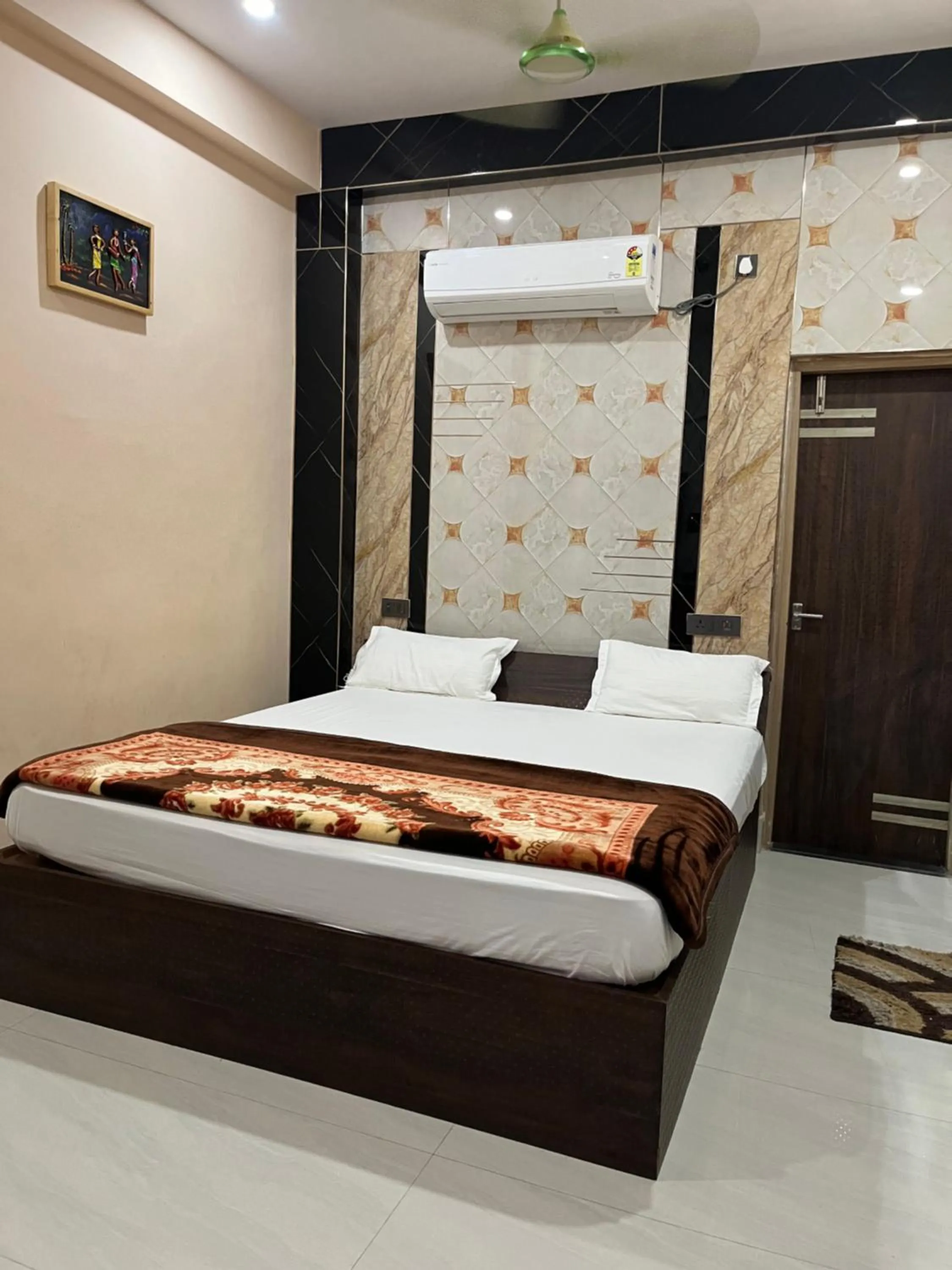 Bed in Hotel Krishna Paradise