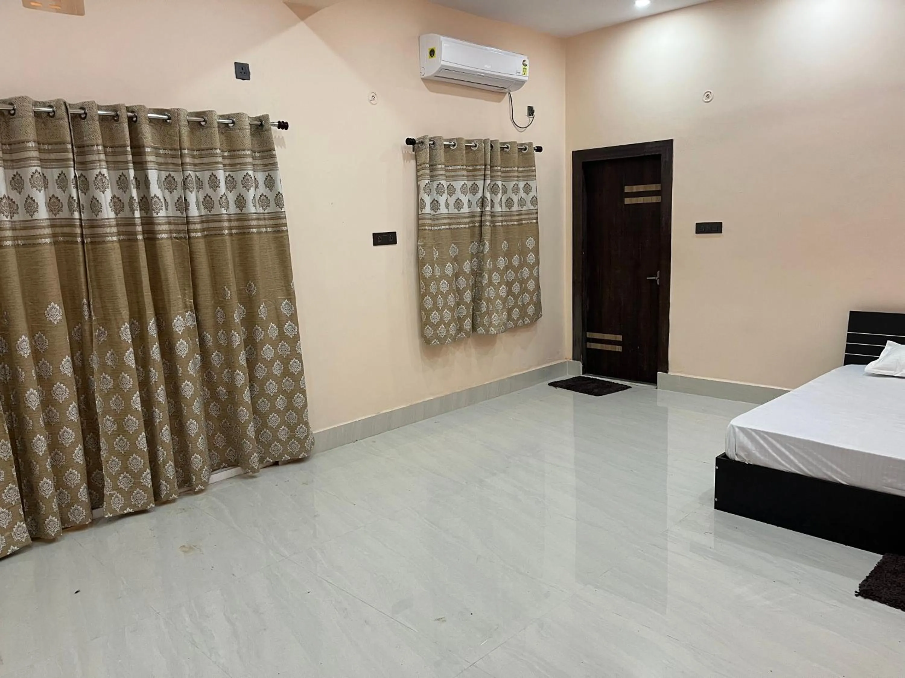 Bed in Hotel Krishna Paradise