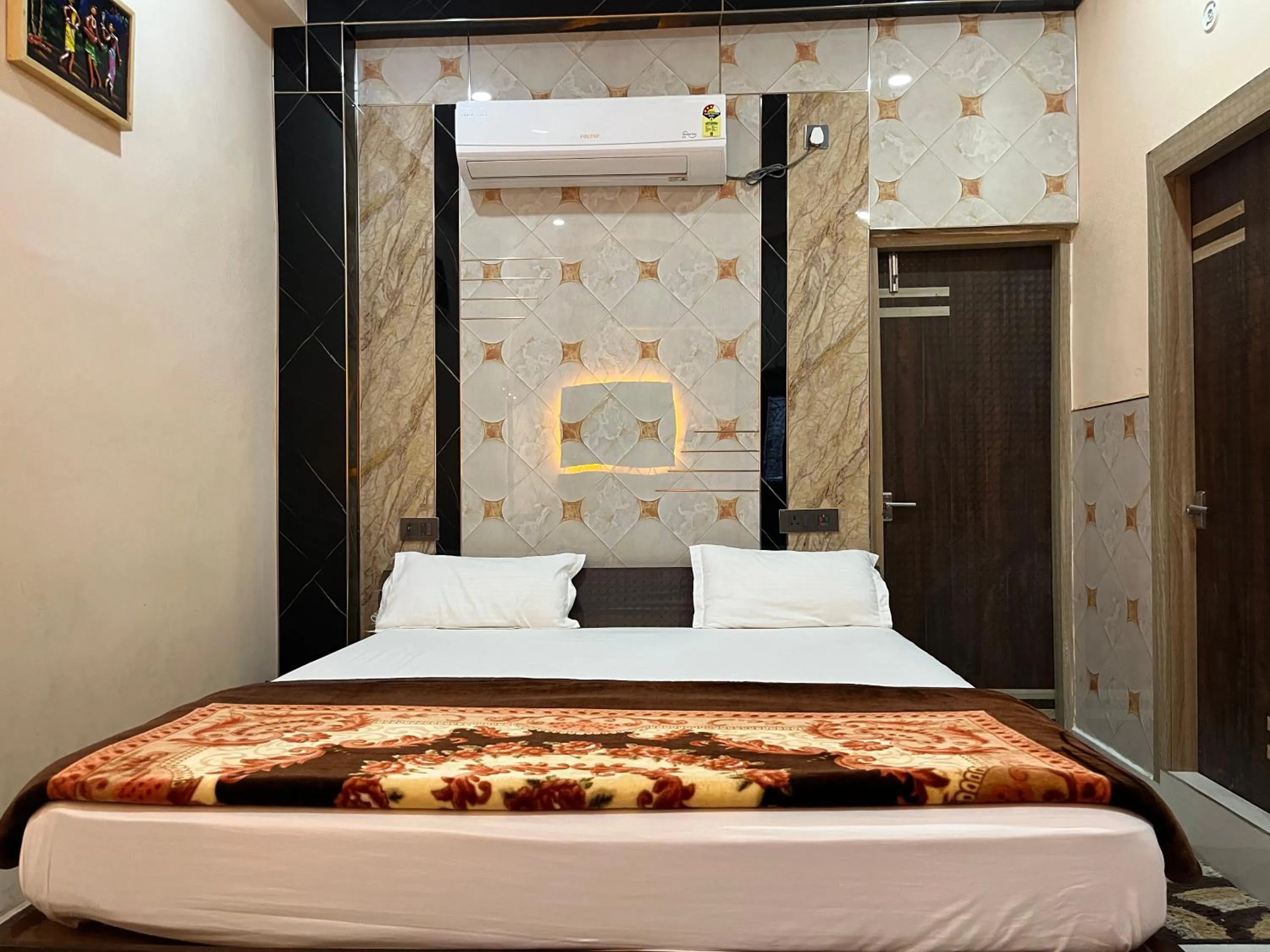 Bed in Hotel Krishna Paradise