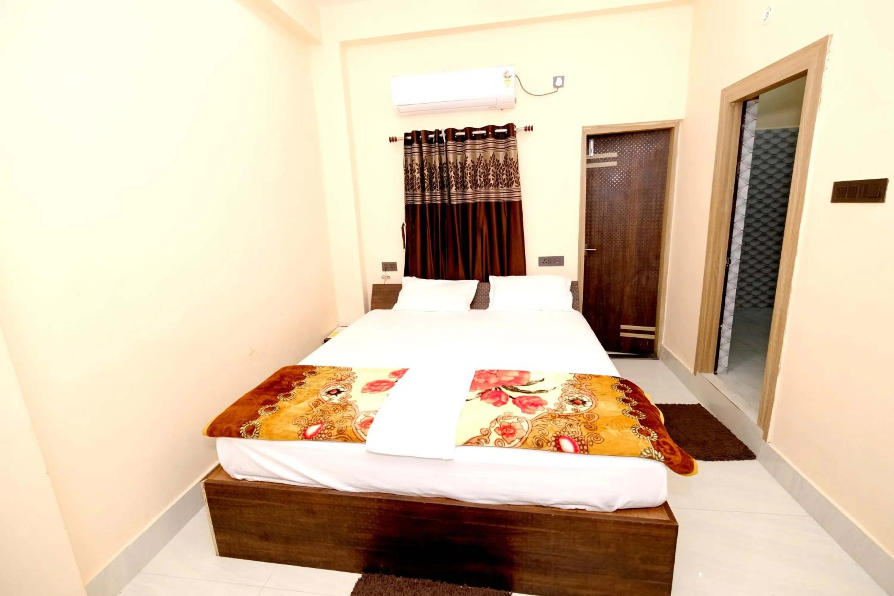 Bed in Hotel Krishna Paradise
