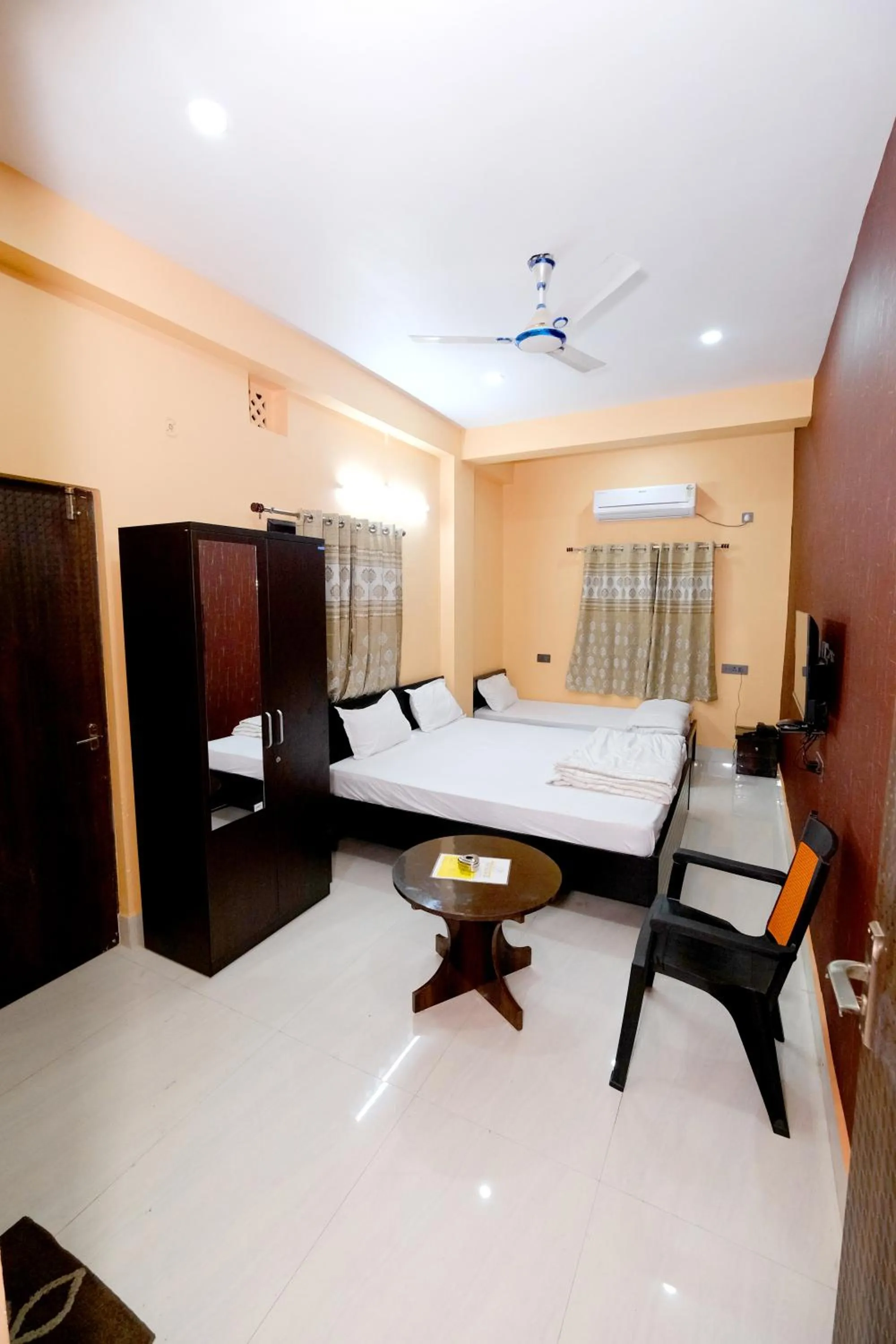 Bed in Hotel Krishna Paradise