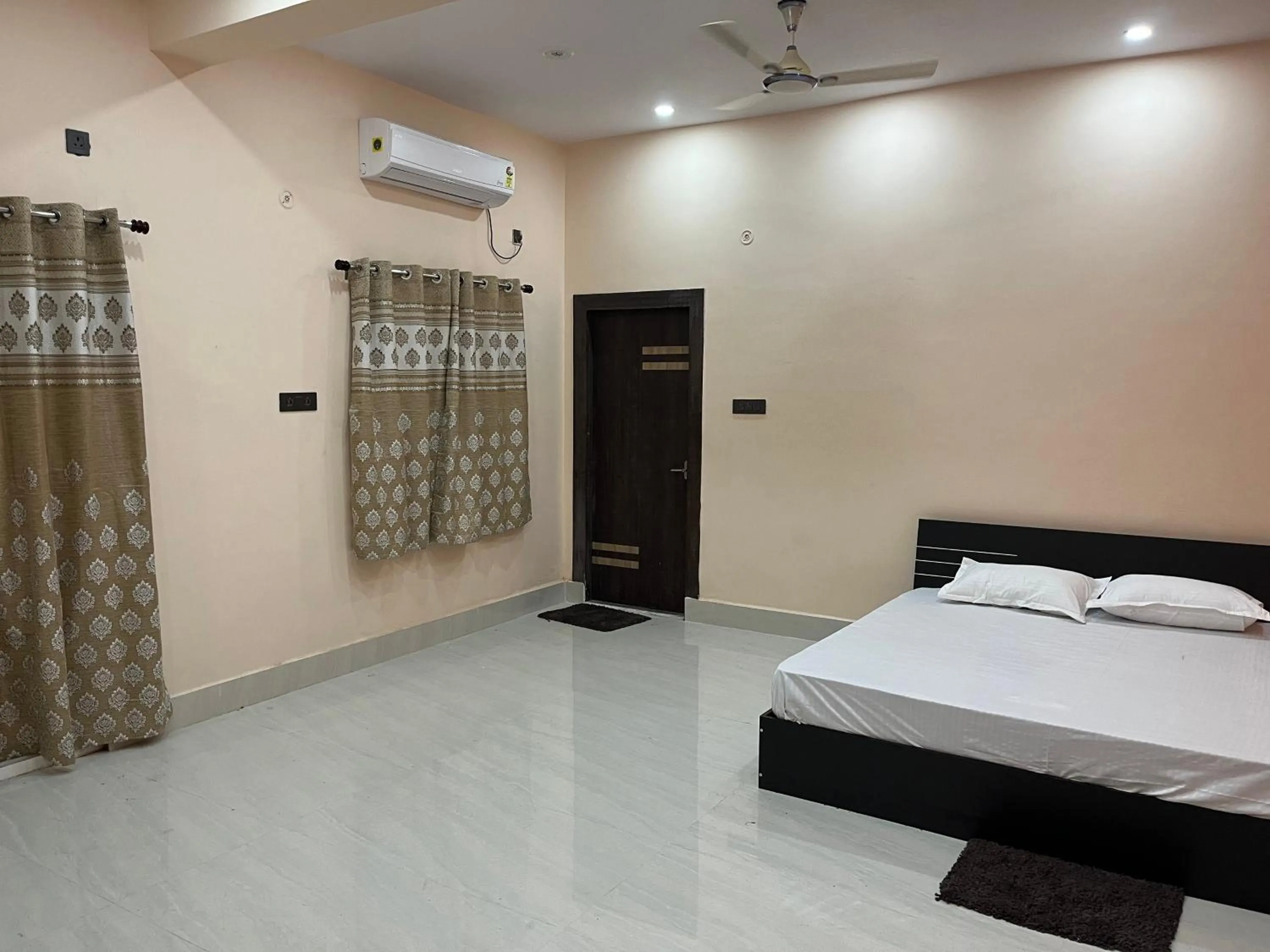 Bed in Hotel Krishna Paradise