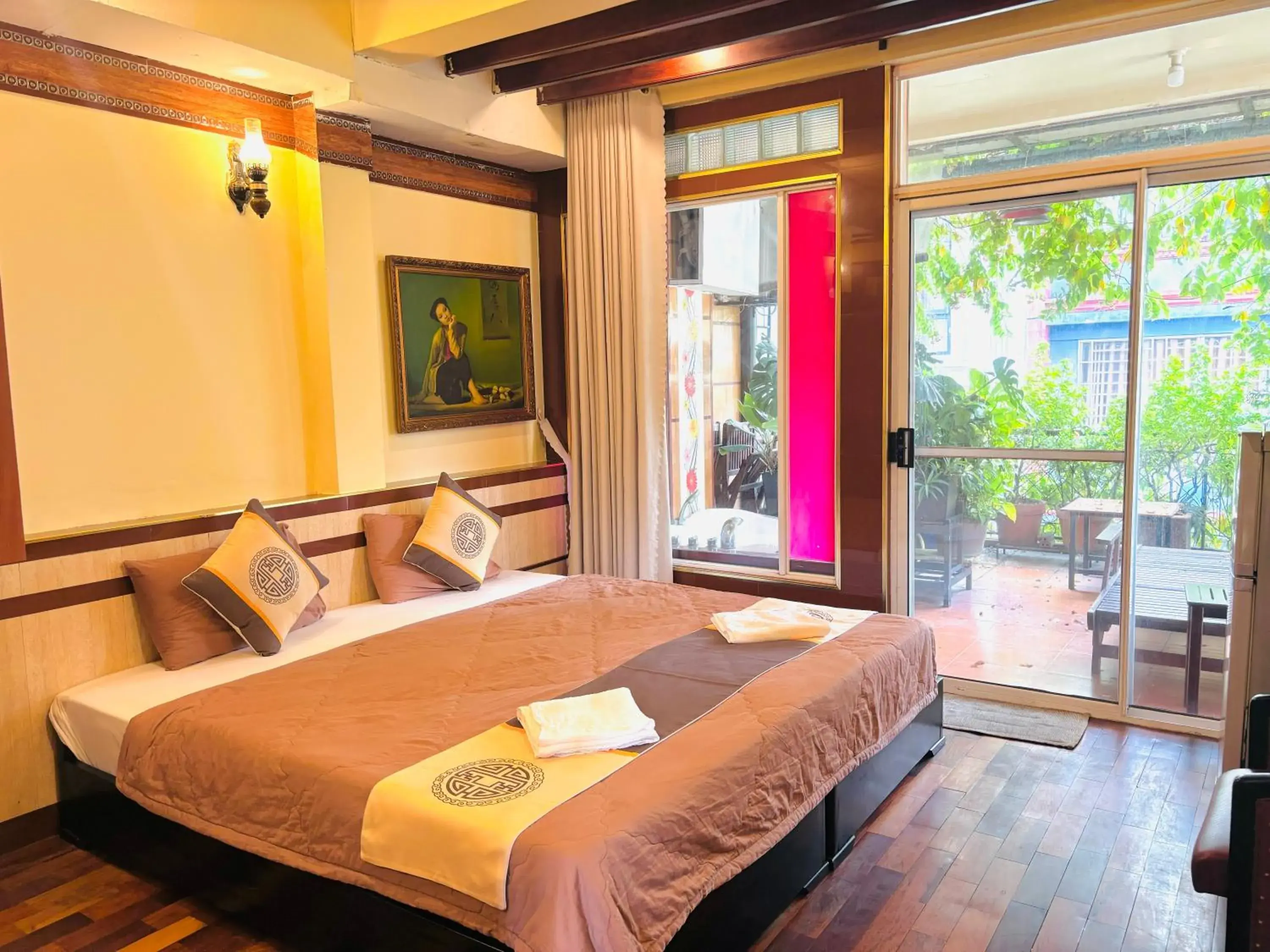 Deluxe Double or Twin Room with Garden View in Bi Saigon Hotel Deluxe Double or Twin Room with Garden View in Bi Saigon Hotel